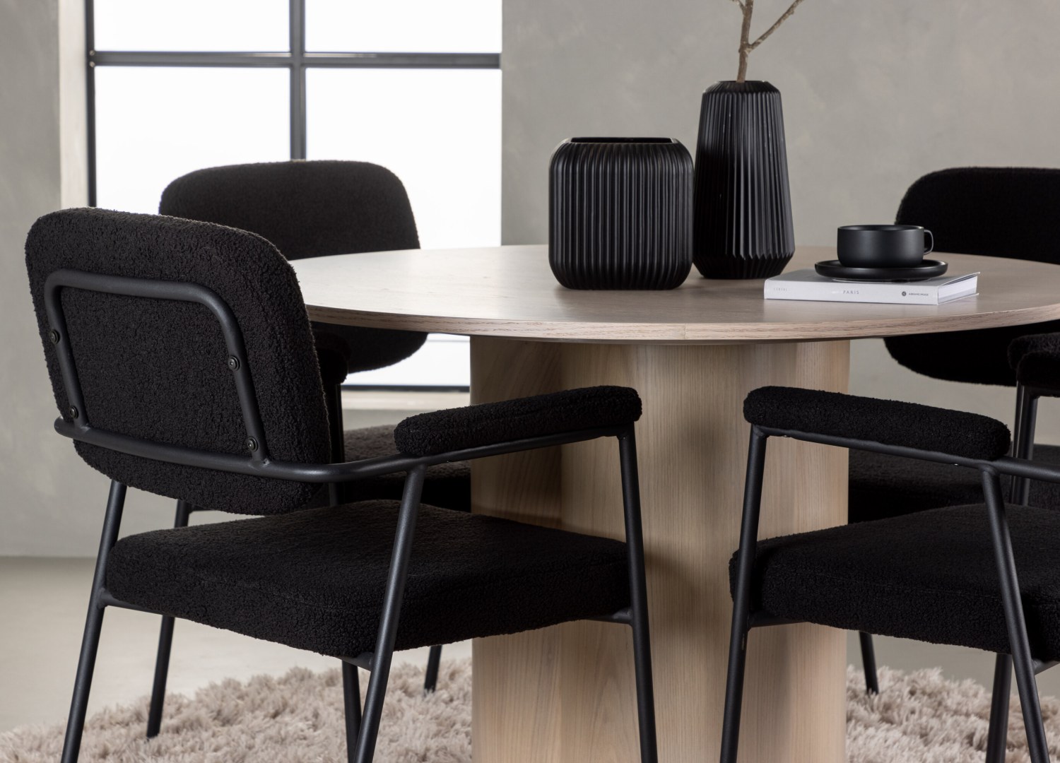 Table ronde Olivia et 4 chaises Yesterday présentées dans un intérieur contemporain