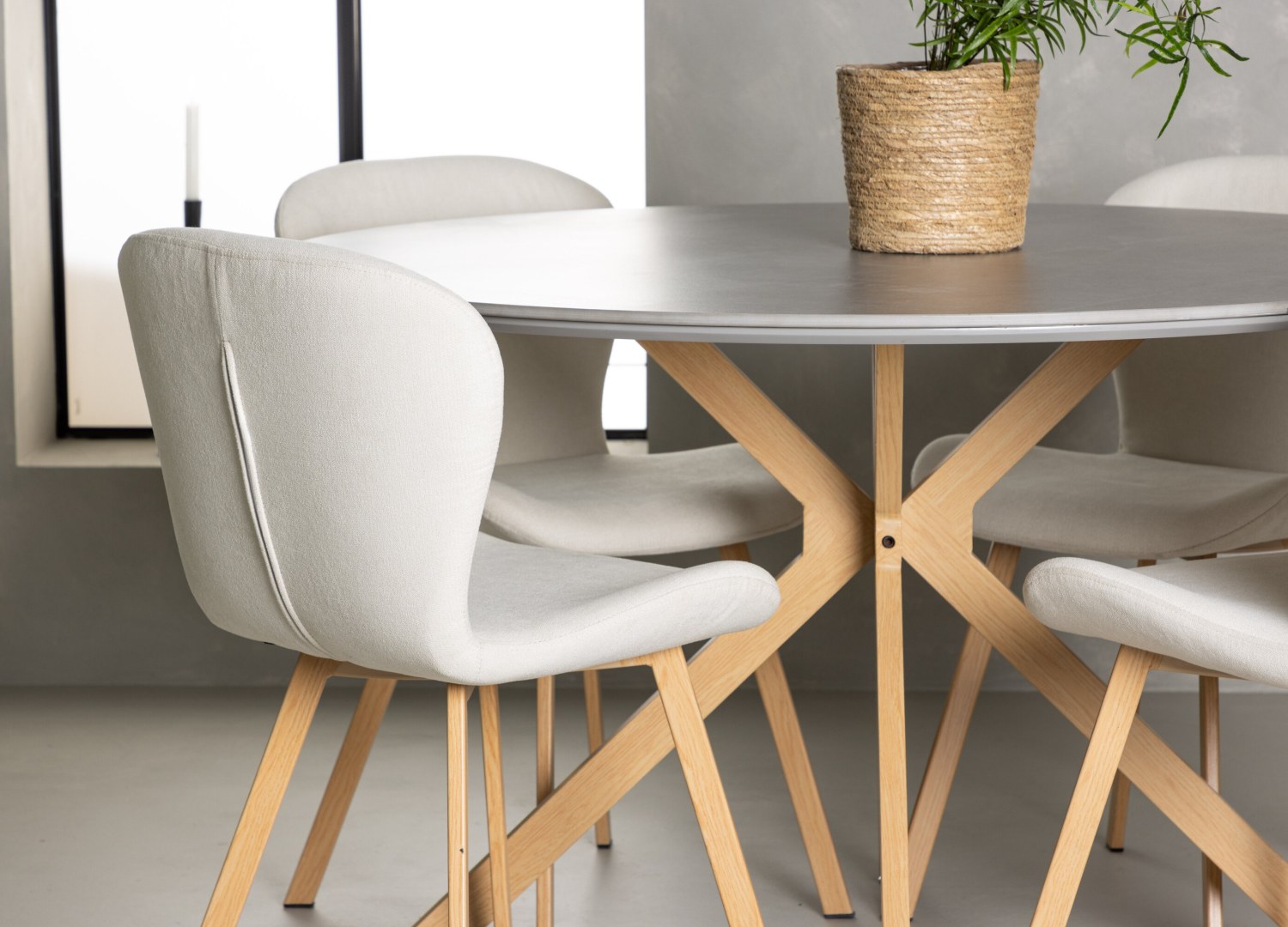Table ronde Piazza et 4 chaises Lilja présentées dans un intérieur contemporain