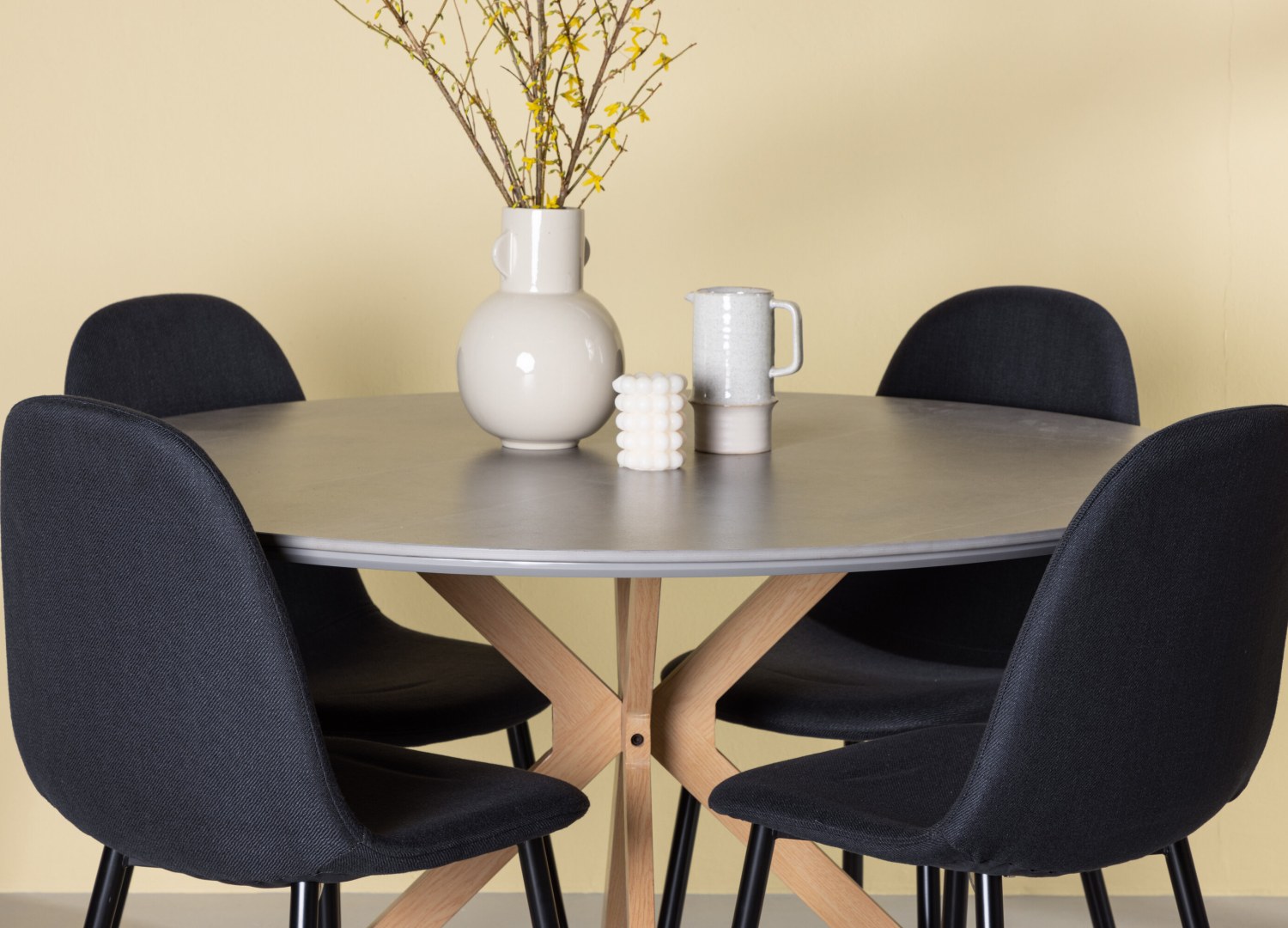 Table ronde Piazza et 4 chaises Polar présentées dans un intérieur contemporain