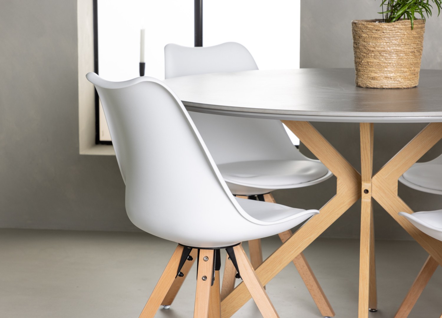 Table ronde Piazza et 4 chaises Zeno présentées dans un intérieur contemporain