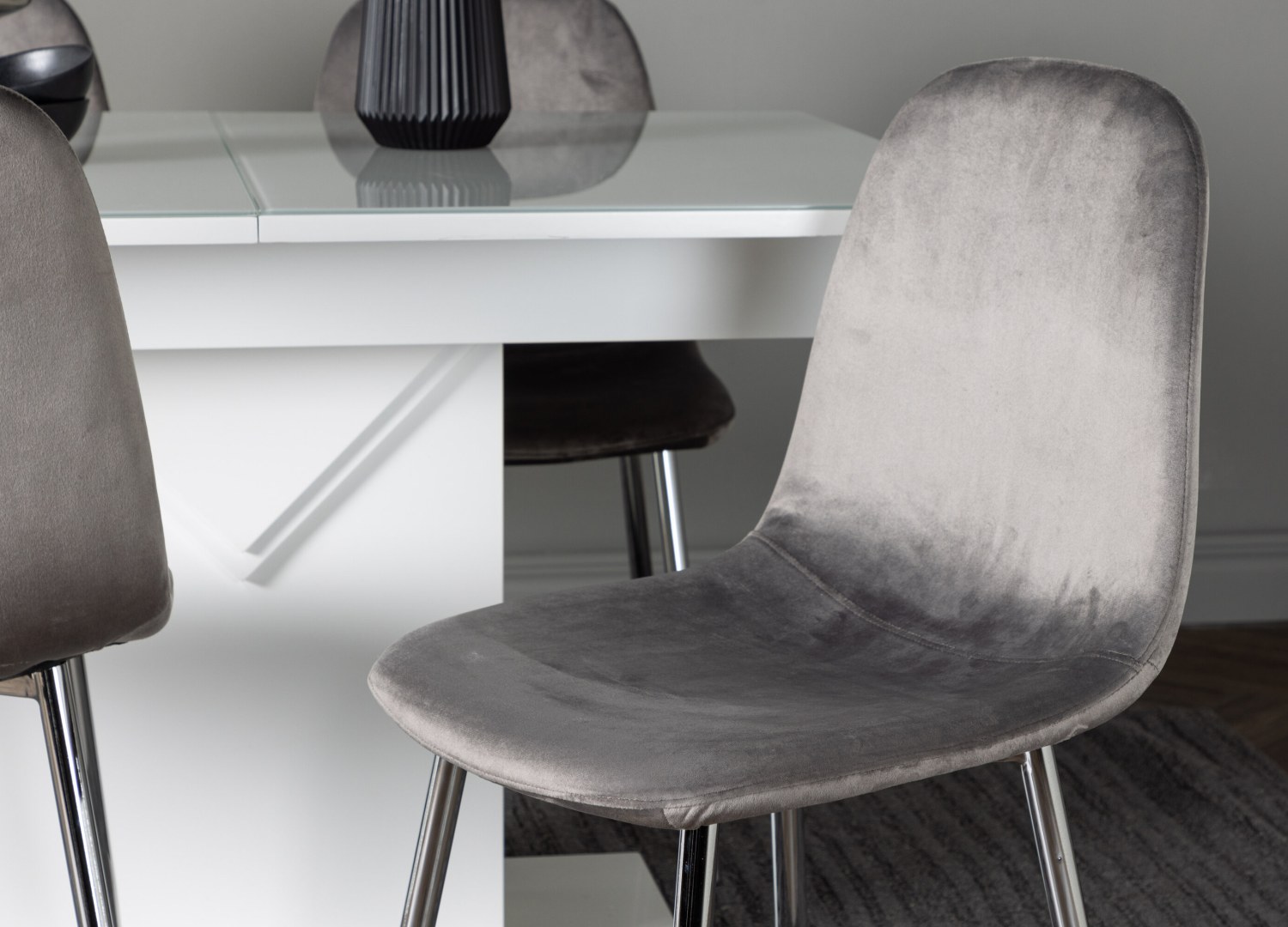 Table rectangulaire Pluto et 4 chaises Eva présentées dans un intérieur contemporain