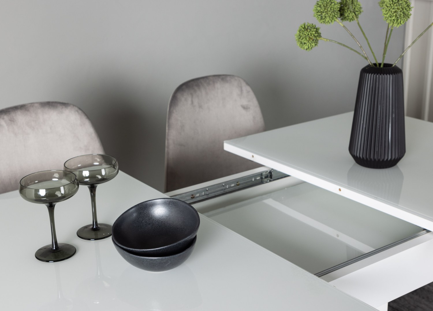 Vue d’ambiance 4 de la table Pluto avec 4 chaises Eva