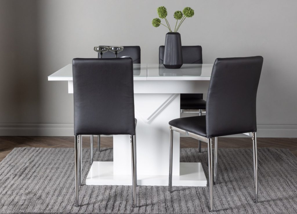 Ensemble table à manger rectangulaire Pluto avec 4 chaises Lily dans une salle à manger