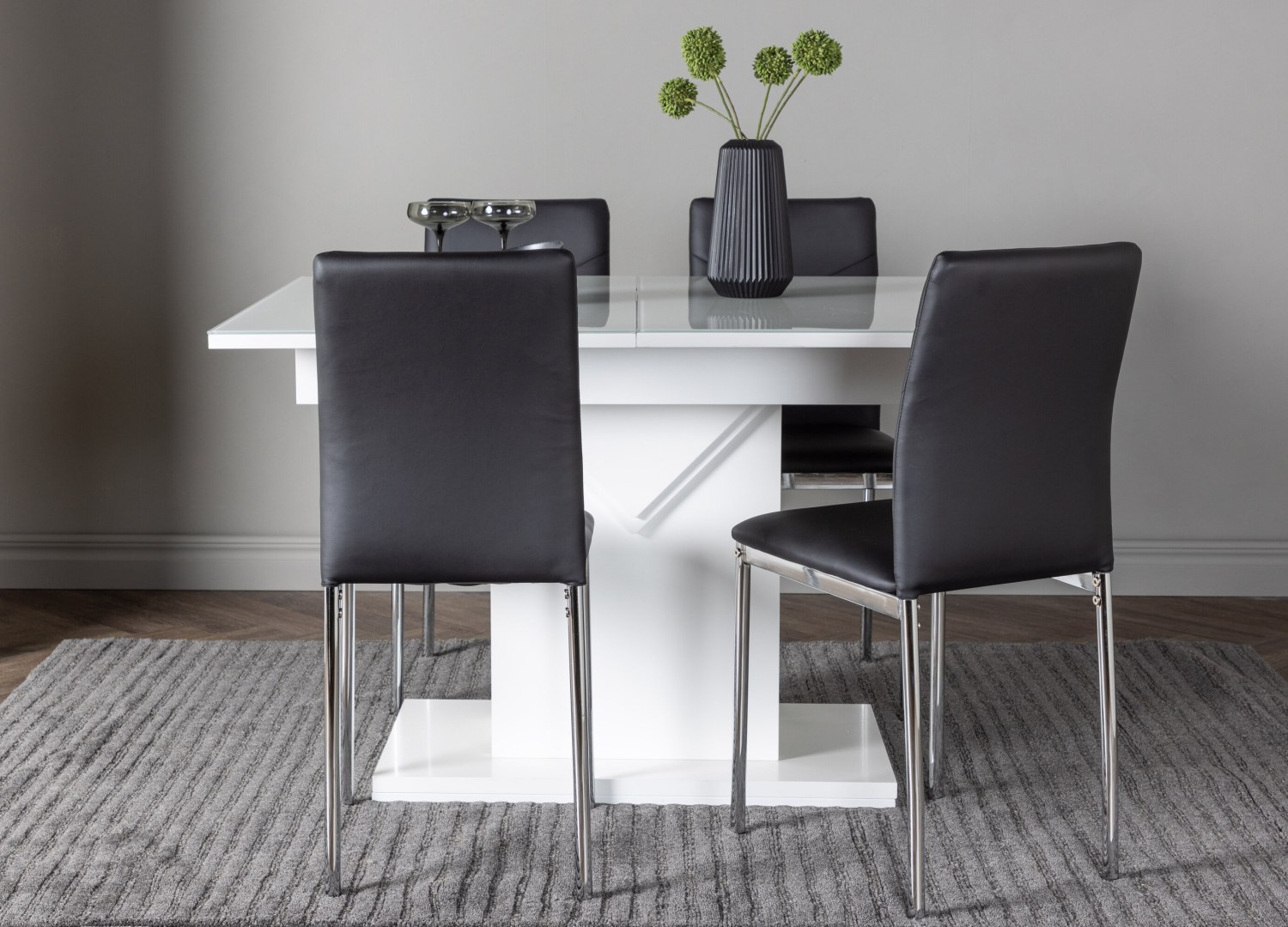 Ensemble table à manger rectangulaire Pluto avec 4 chaises Lily dans une salle à manger