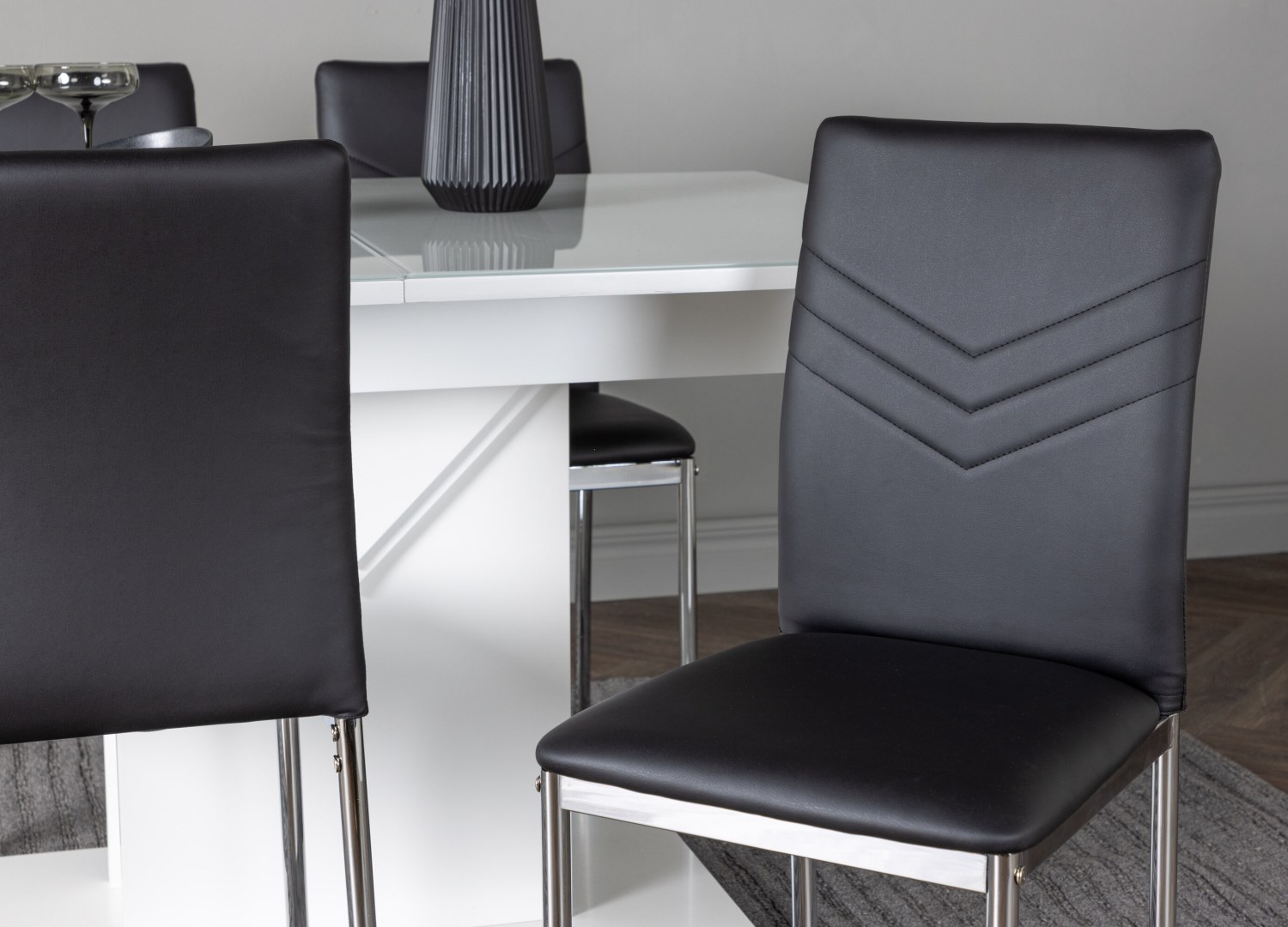 Table rectangulaire Pluto et 4 chaises Lily présentées dans un intérieur contemporain
