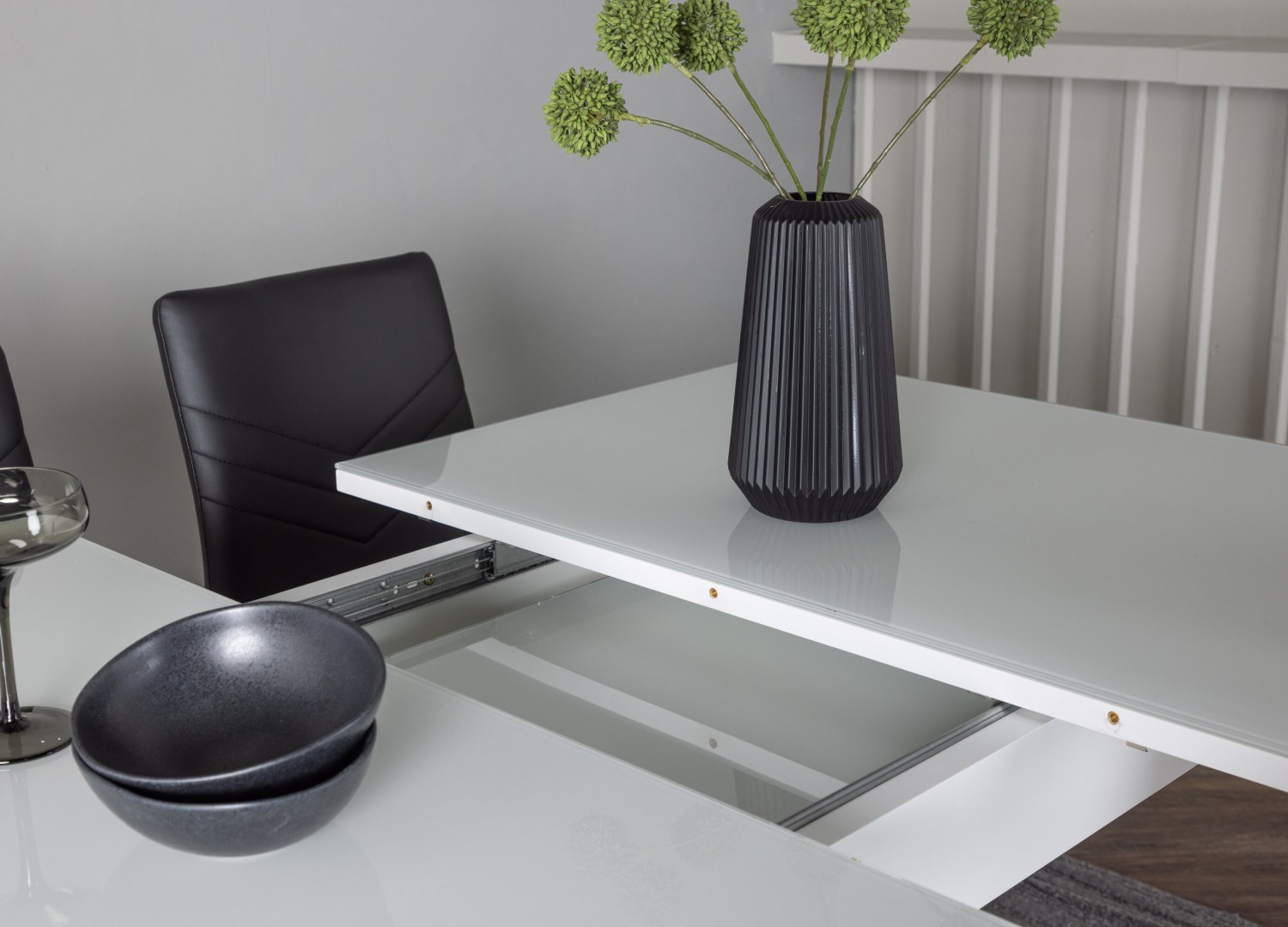 Vue d’ambiance 4 de la table Pluto avec 4 chaises Lily