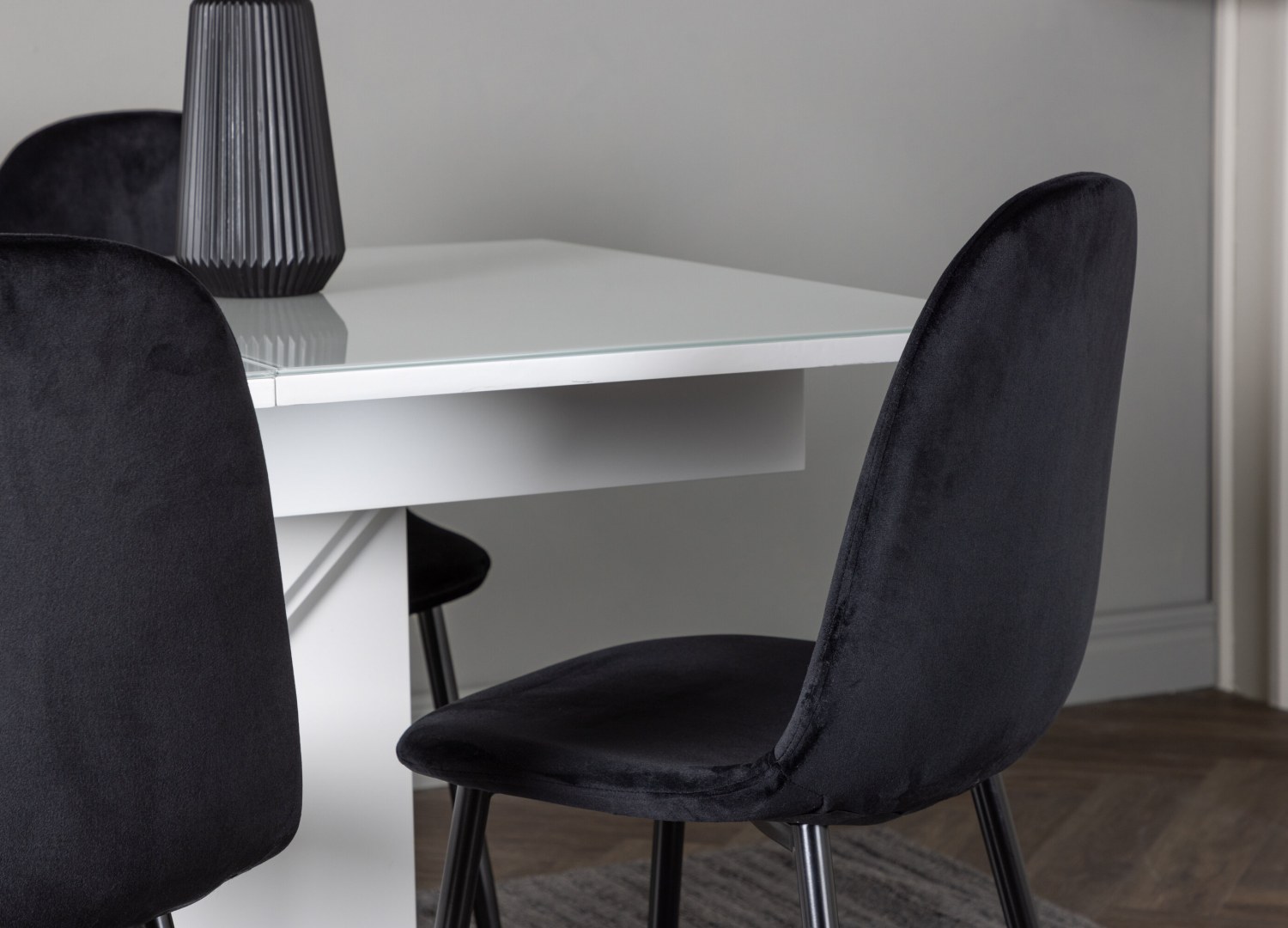 Table rectangulaire Pluto et 4 chaises Polar présentées dans un intérieur contemporain