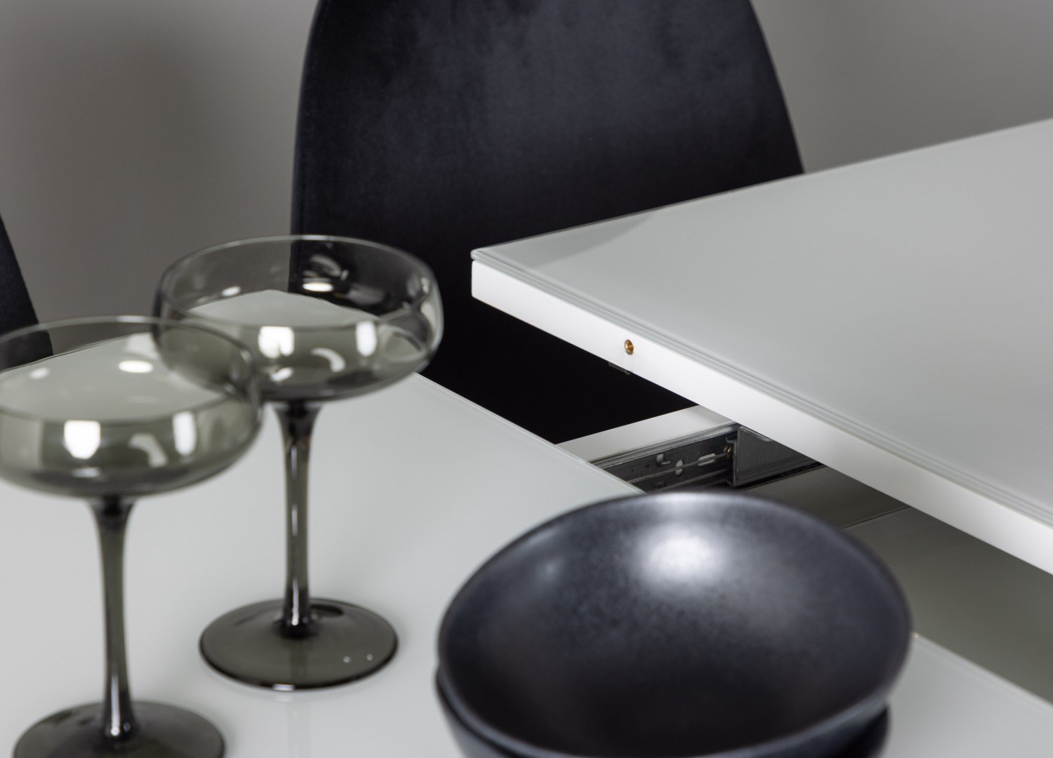 Vue d’ambiance 4 de la table Pluto avec 4 chaises Polar