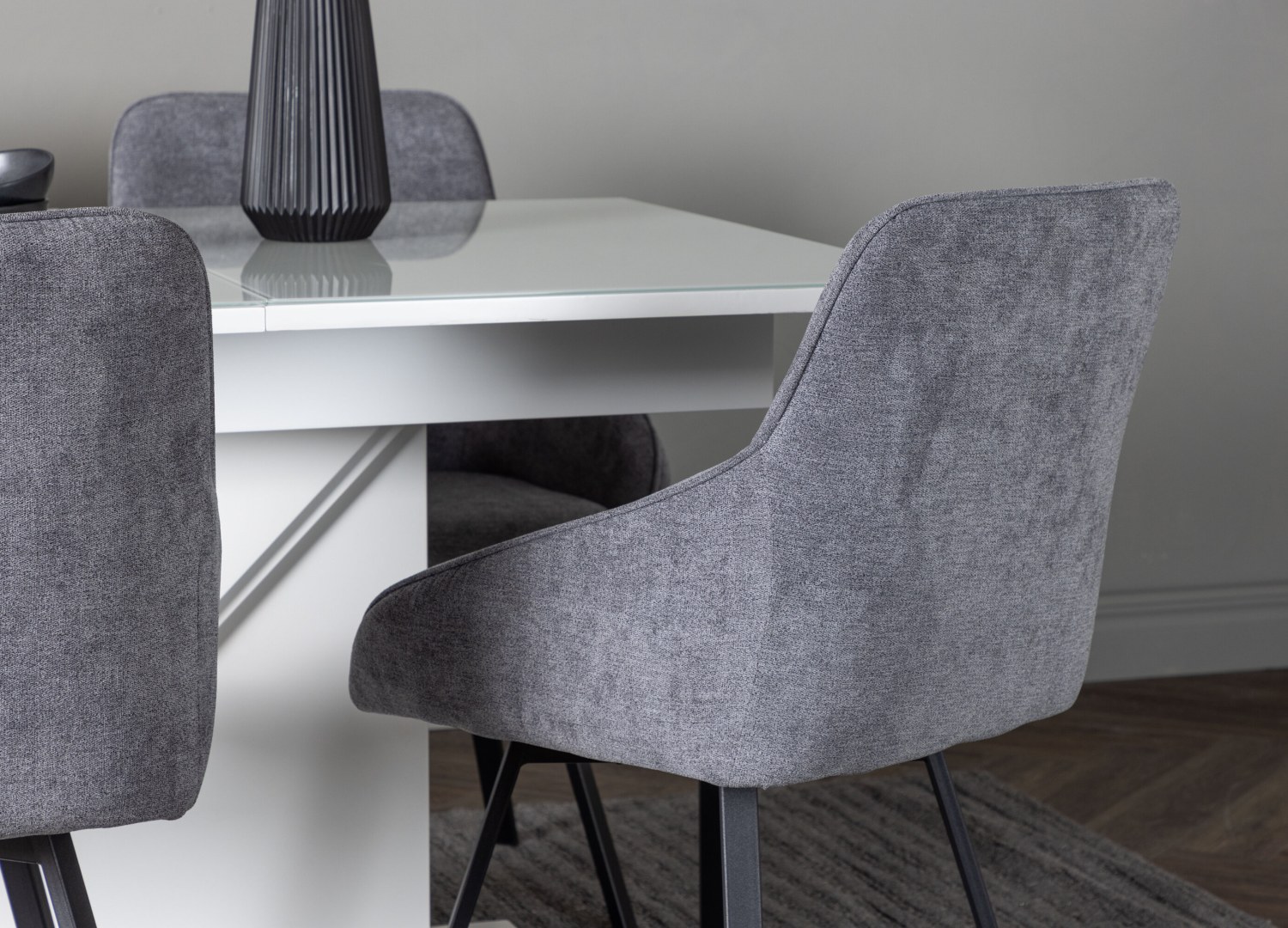 Table rectangulaire Pluto et 4 chaises Rosie présentées dans un intérieur contemporain