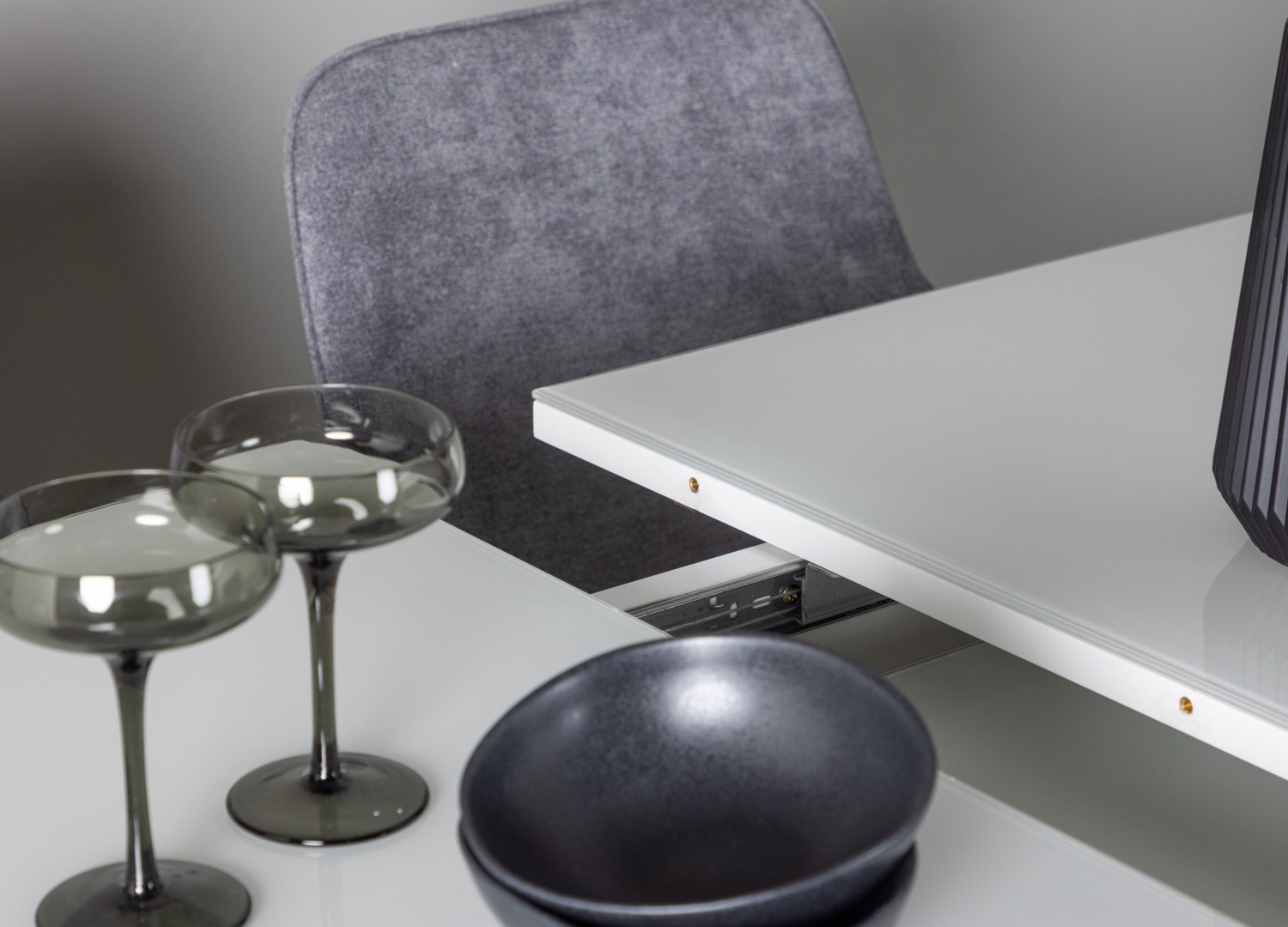 Vue d’ambiance 4 de la table Pluto avec 4 chaises Rosie