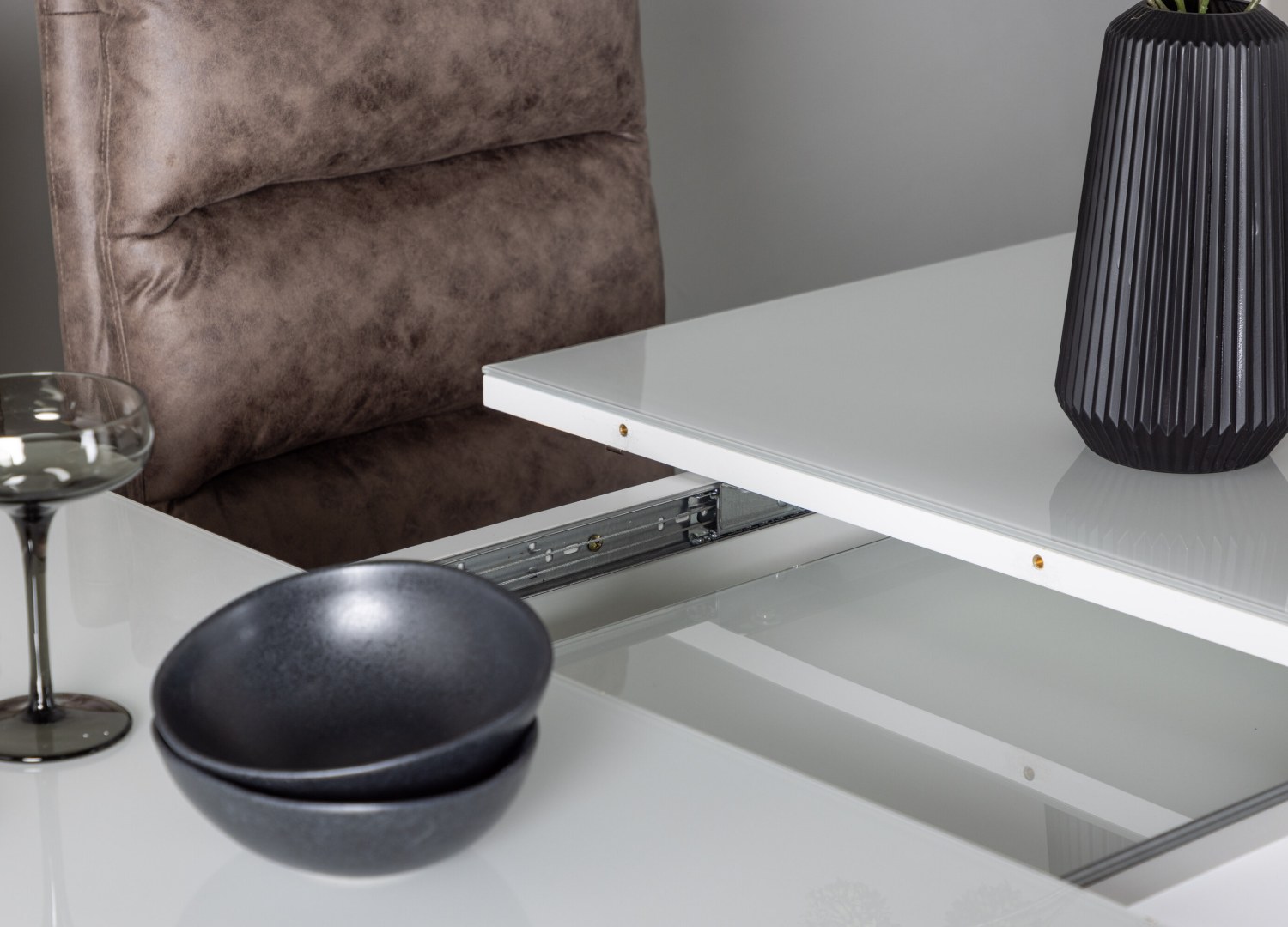 Vue d’ambiance 4 de la table Pluto avec 4 chaises Zizo