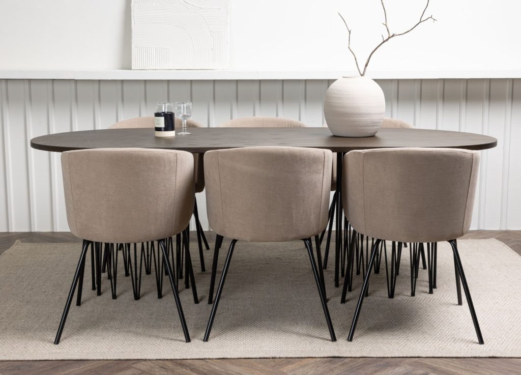 Ensemble table à manger ovale Stone avec 6 chaises Berit dans une salle à manger