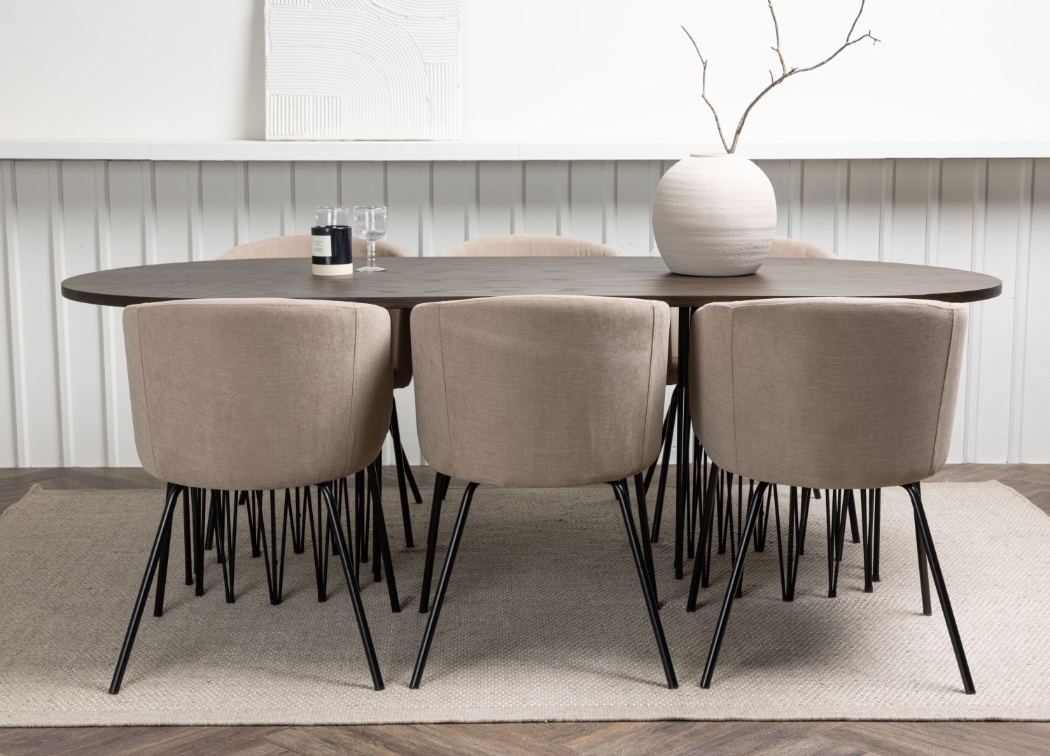 Ensemble table à manger ovale Stone avec 6 chaises Berit dans une salle à manger