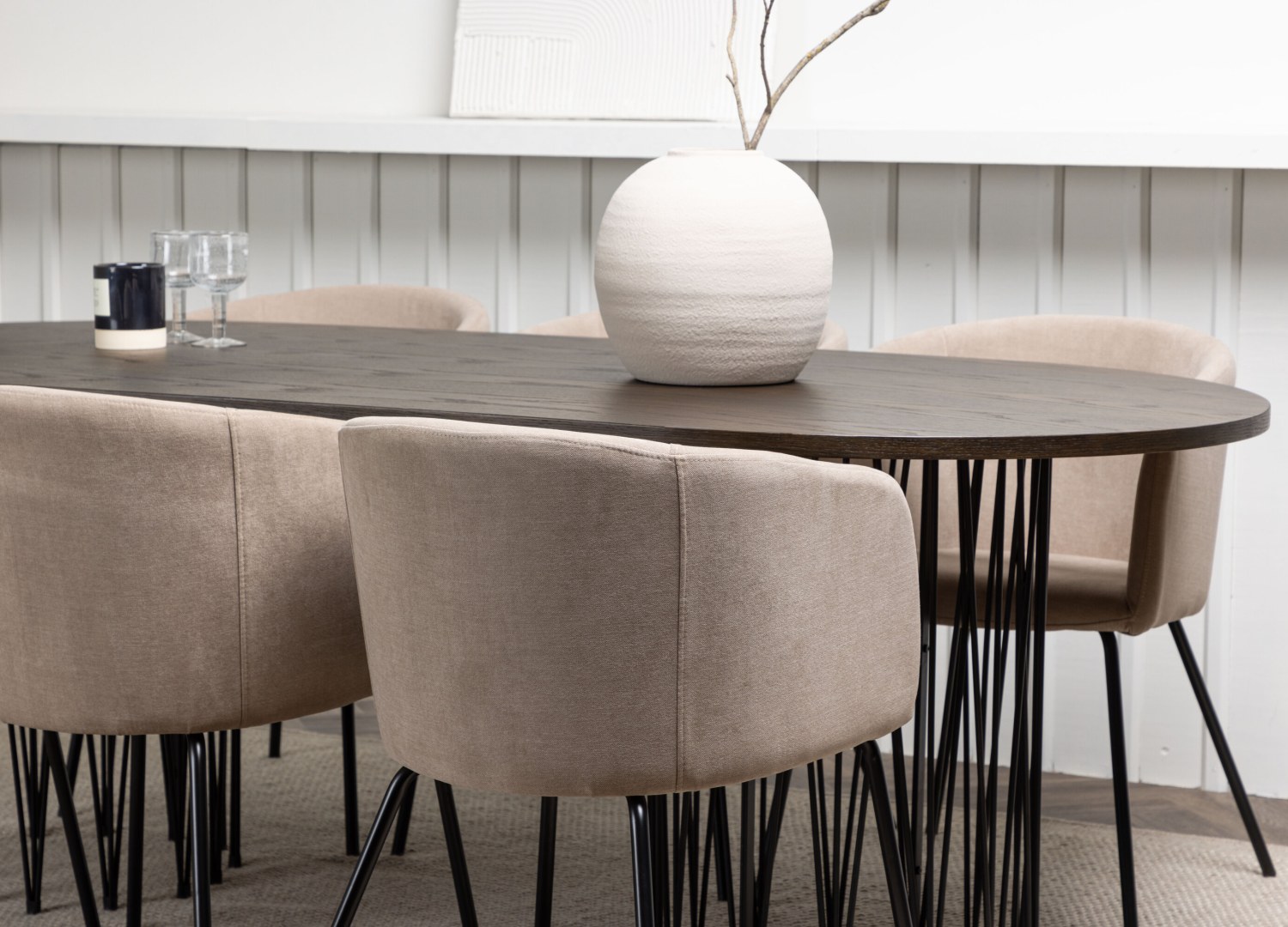 Table ovale Stone et 6 chaises Berit présentées dans un intérieur contemporain