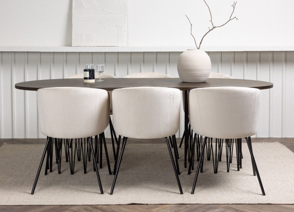 Ensemble table à manger ovale Stone avec 6 chaises Berit dans une salle à manger