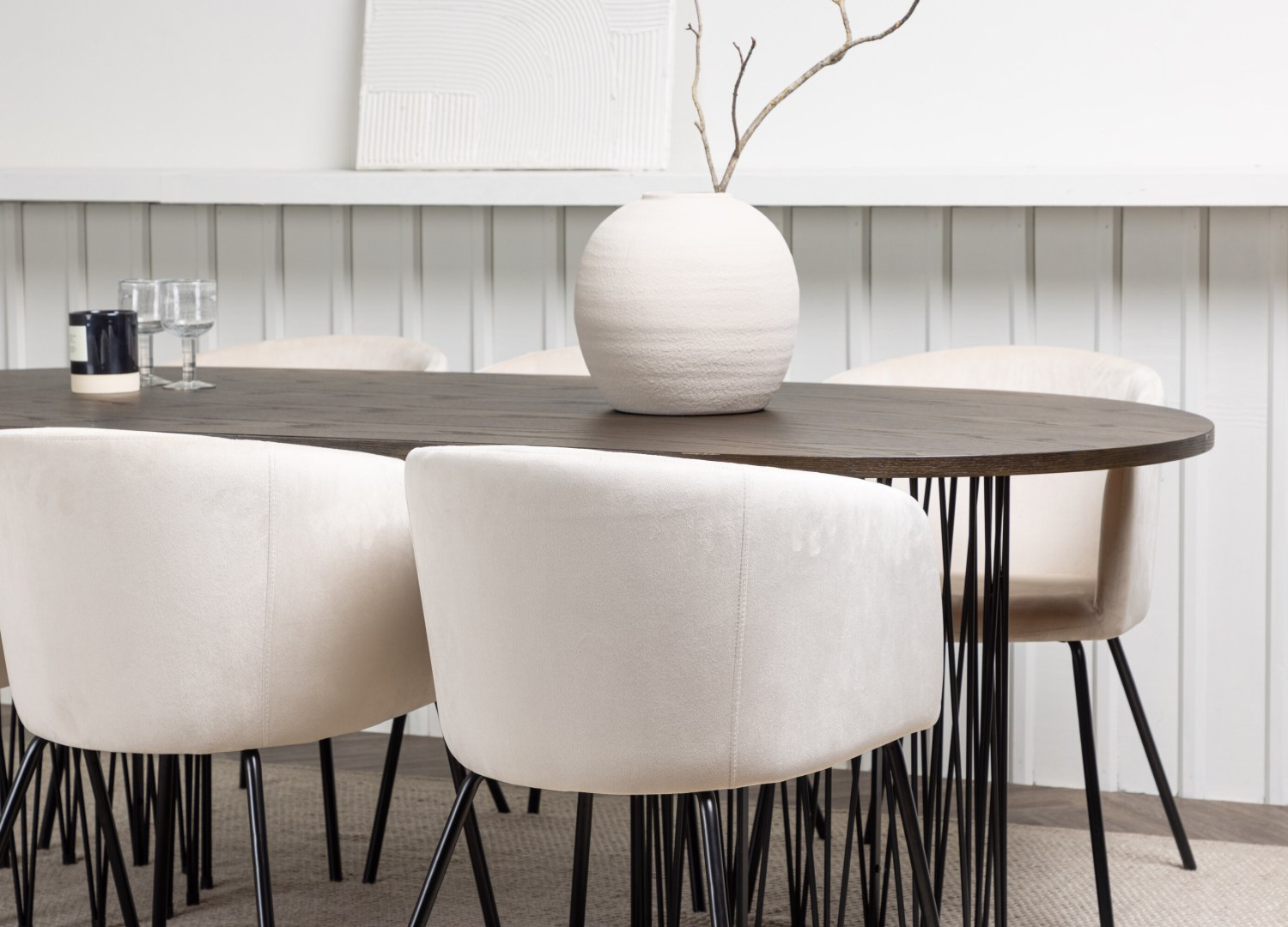 Table ovale Stone et 6 chaises Berit présentées dans un intérieur contemporain