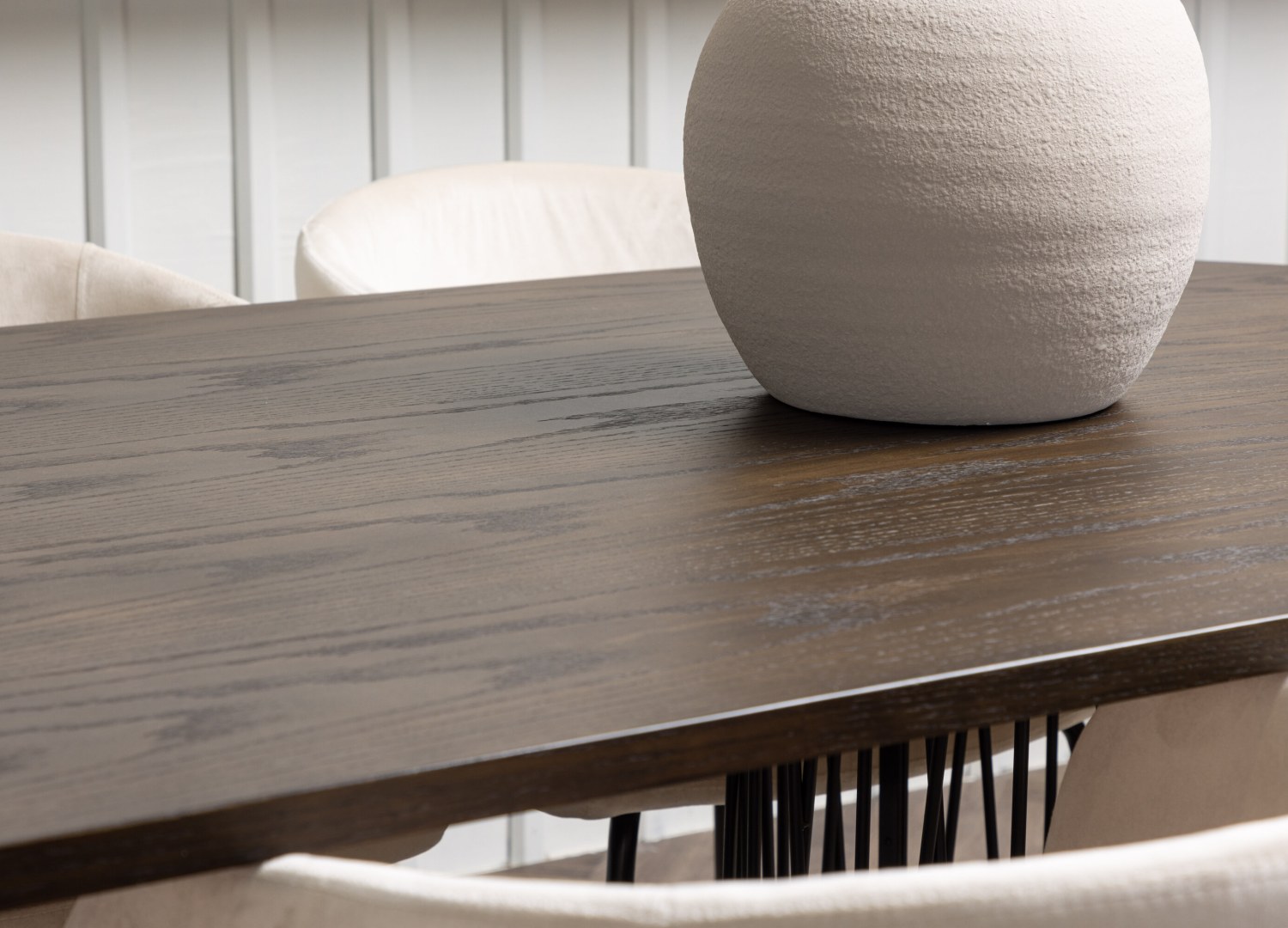 Vue d’ambiance 4 de la table Stone avec 6 chaises Berit