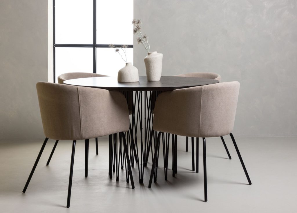Ensemble table à manger ronde Stone avec 4 chaises Berit dans une salle à manger