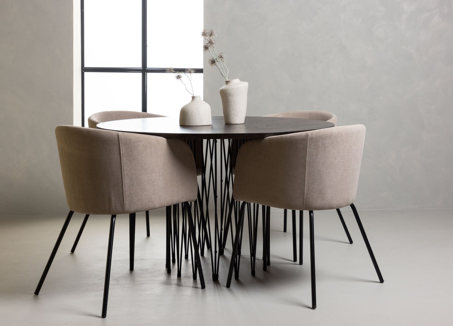 Ensemble table à manger ronde Stone avec 4 chaises Berit dans une salle à manger