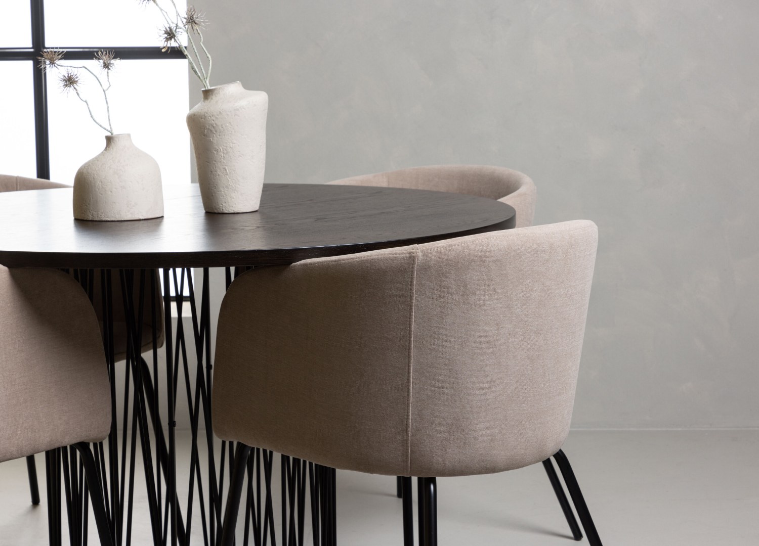 Table ronde Stone et 4 chaises Berit présentées dans un intérieur contemporain
