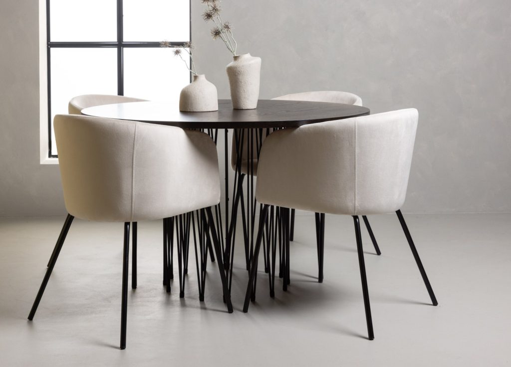 Ensemble table à manger ronde Stone avec 4 chaises Berit dans une salle à manger