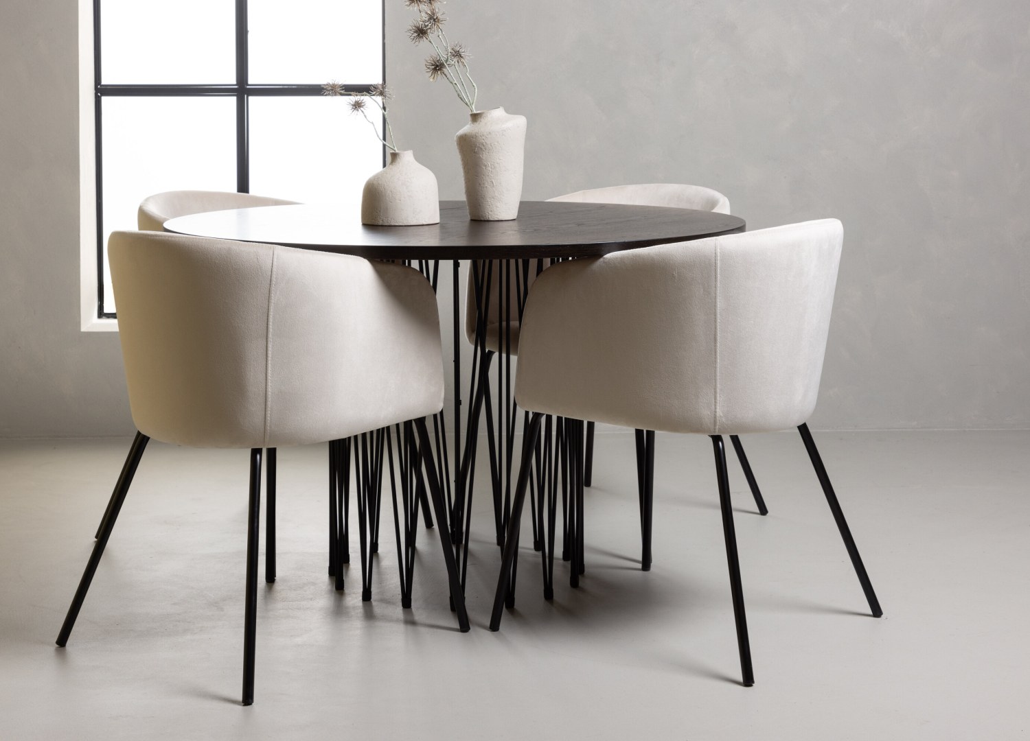 Ensemble table à manger ronde Stone avec 4 chaises Berit dans une salle à manger
