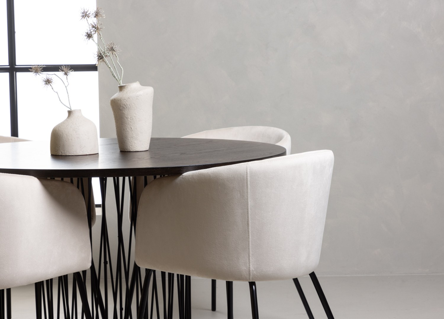 Table ronde Stone et 4 chaises Berit présentées dans un intérieur contemporain
