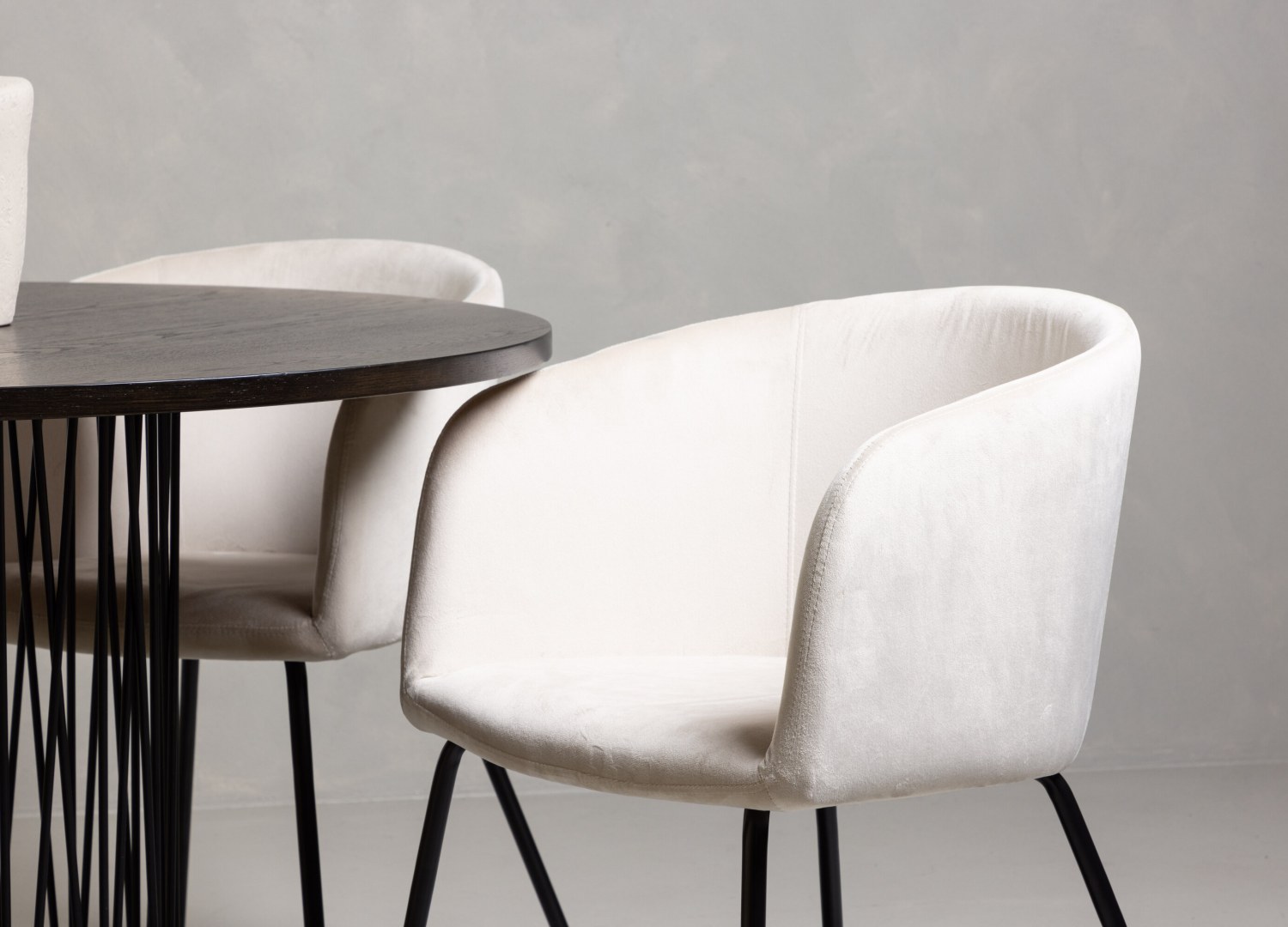 Vue d’ambiance 4 de la table Stone avec 4 chaises Berit