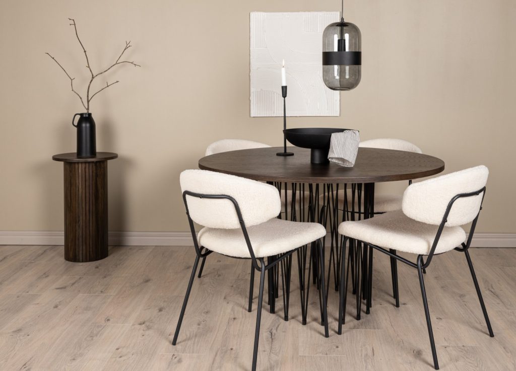 Ensemble table à manger ronde Stone avec 4 chaises Chico dans une salle à manger