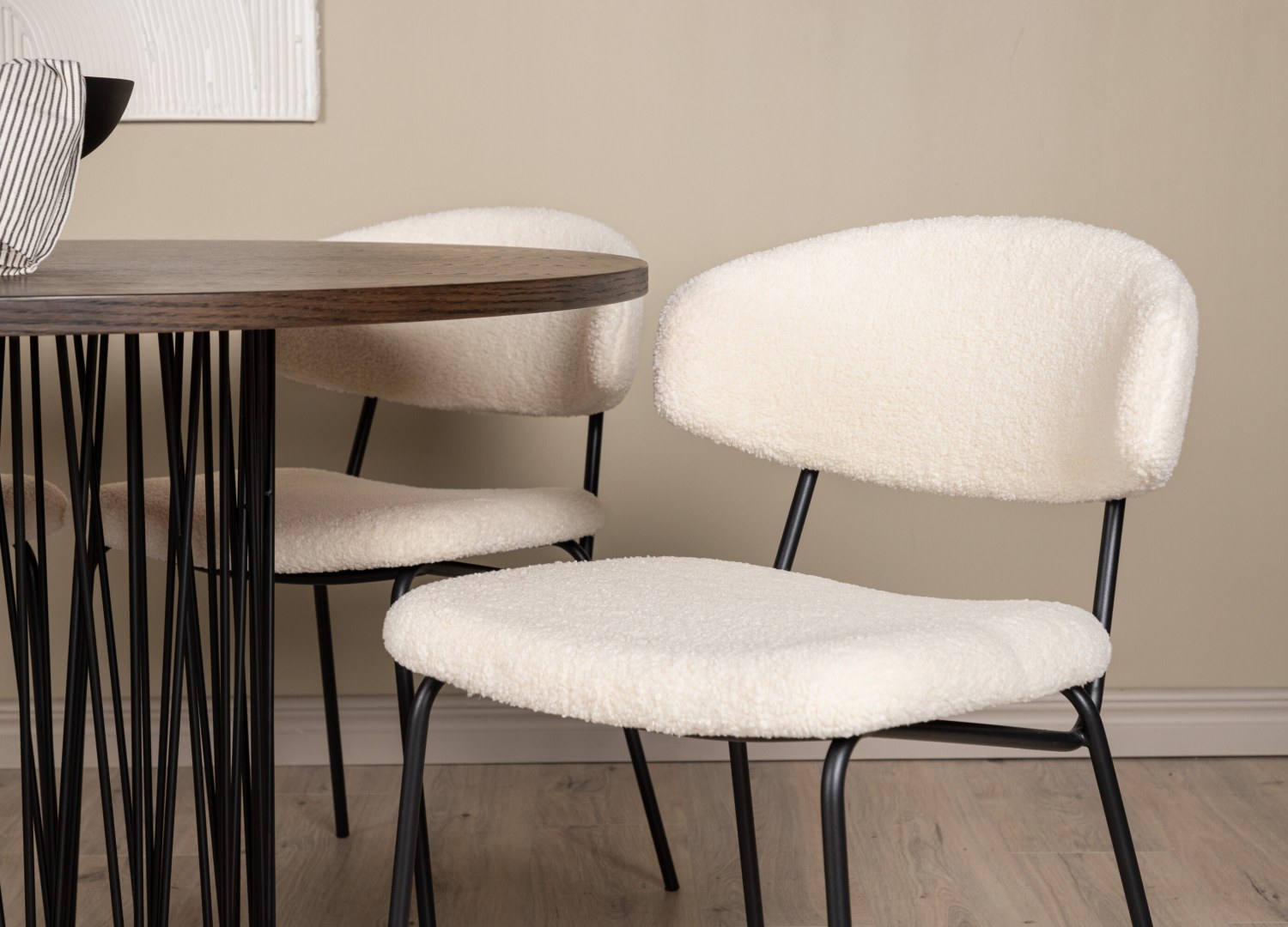 Table ronde Stone et 4 chaises Chico présentées dans un intérieur contemporain