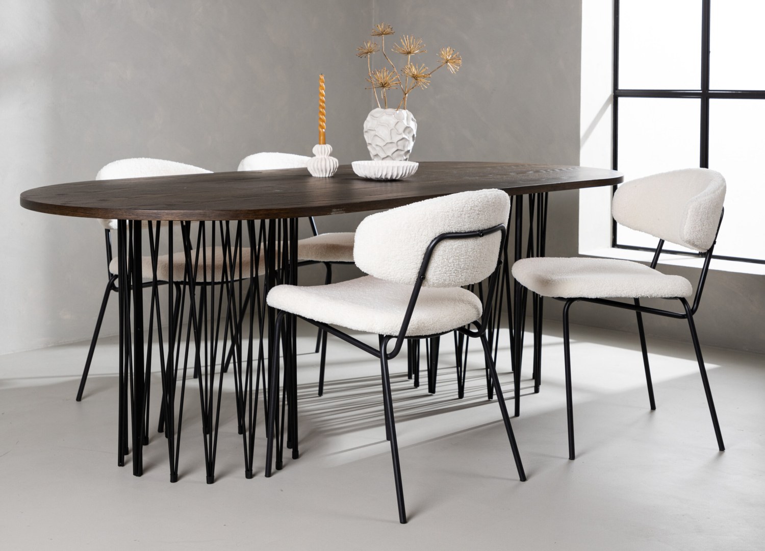Table ovale Stone et 4 chaises Chico présentées dans un intérieur contemporain