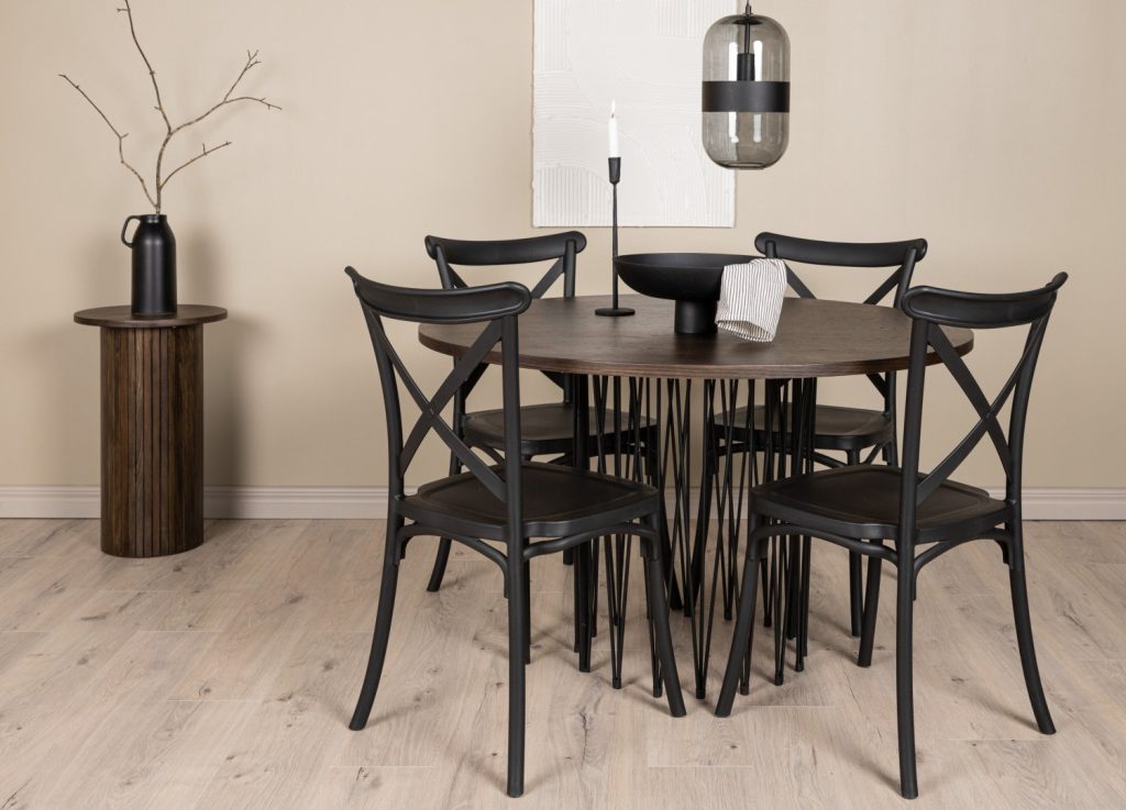 Ensemble table à manger ronde Stone avec 4 chaises Crosett dans une salle à manger