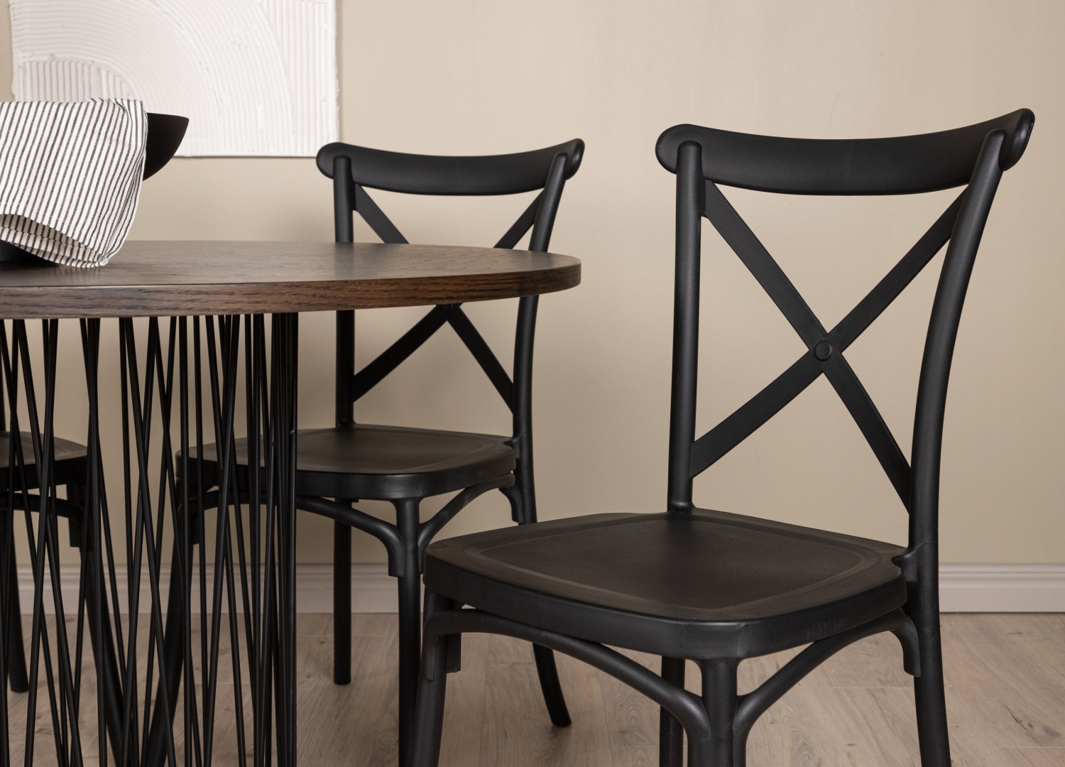 Table ronde Stone et 4 chaises Crosett présentées dans un intérieur contemporain
