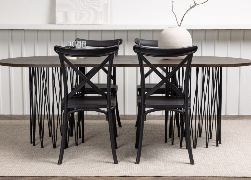 Ensemble table à manger ovale Stone avec 4 chaises Crosett dans une salle à manger