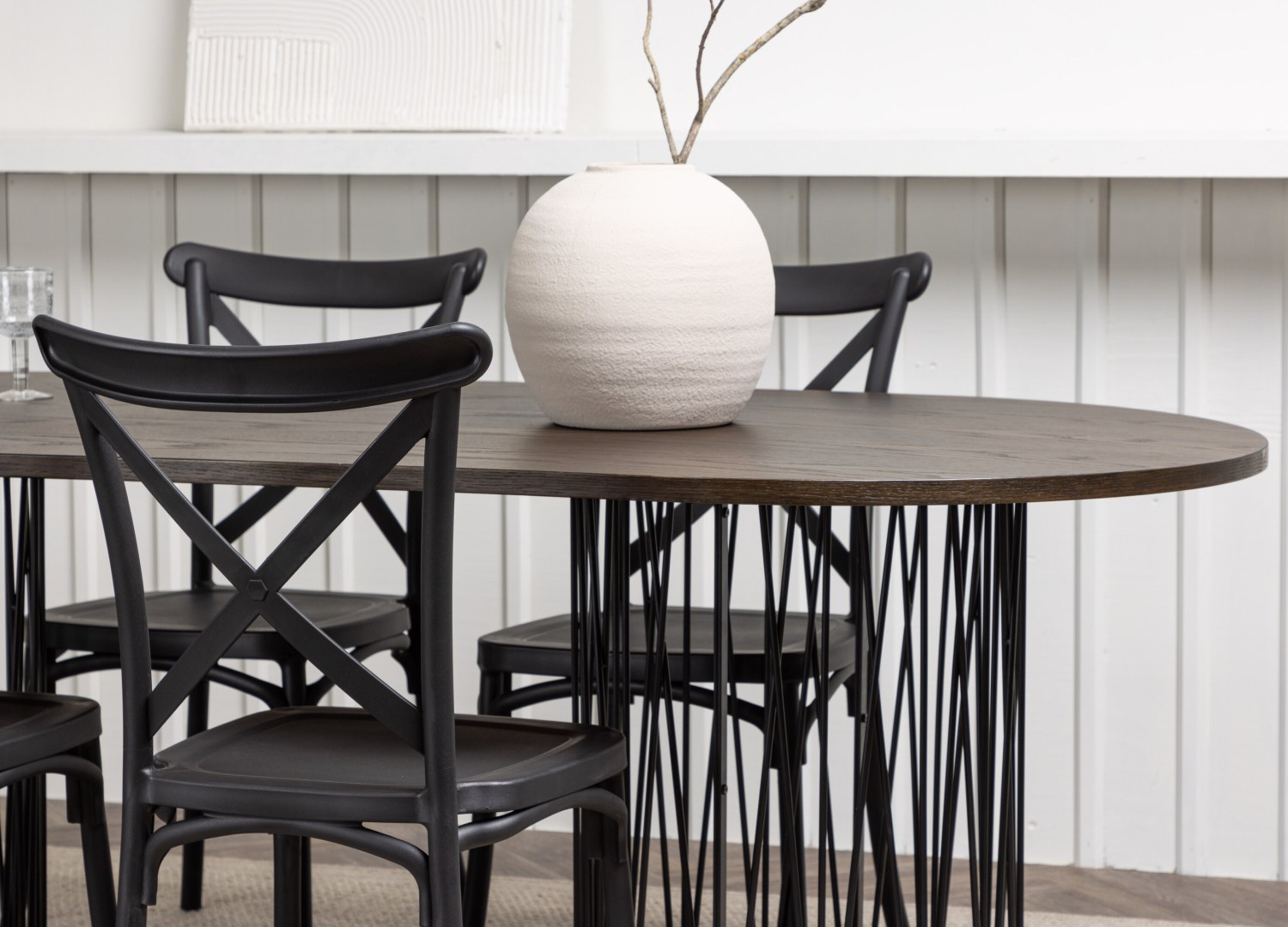 Table ovale Stone et 4 chaises Crosett présentées dans un intérieur contemporain