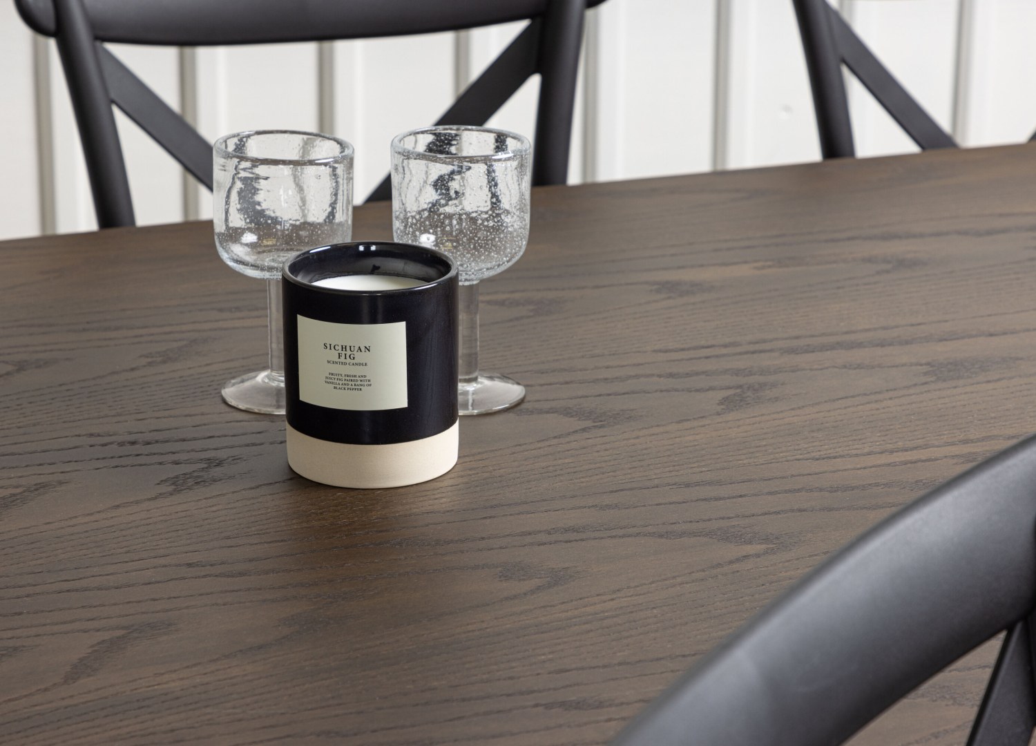 Vue d’ambiance 4 de la table Stone avec 4 chaises Crosett