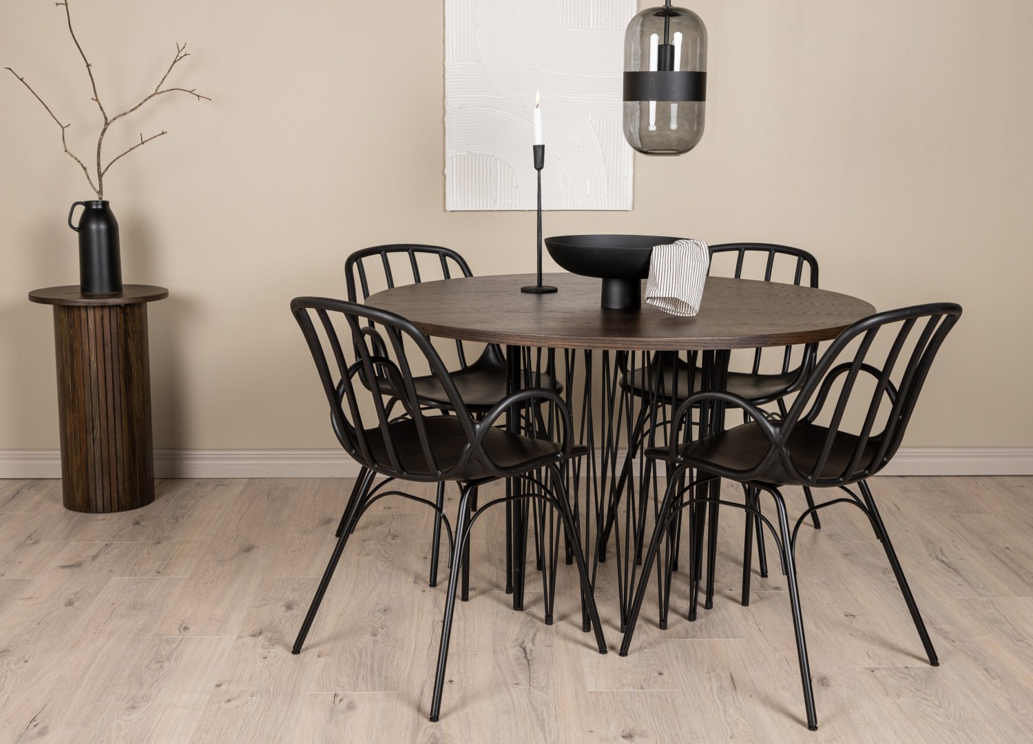 Ensemble table à manger ronde Stone avec 4 chaises Dyrön dans une salle à manger