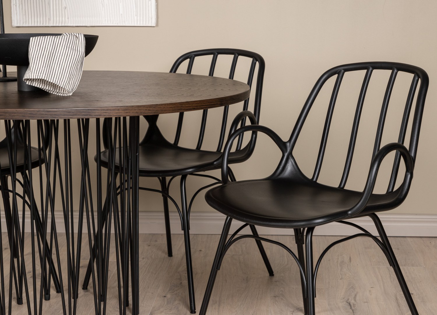 Table ronde Stone et 4 chaises Dyrön présentées dans un intérieur contemporain