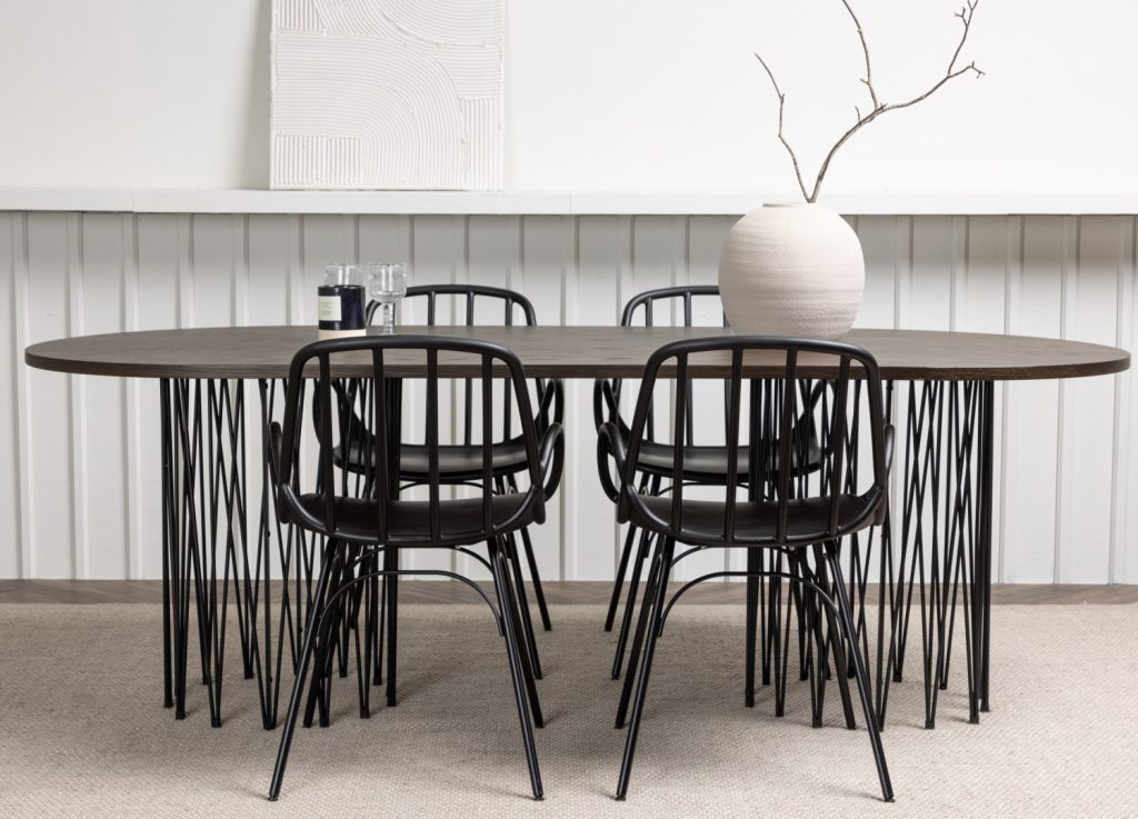 Ensemble table à manger ovale Stone avec 4 chaises Dyrön dans une salle à manger