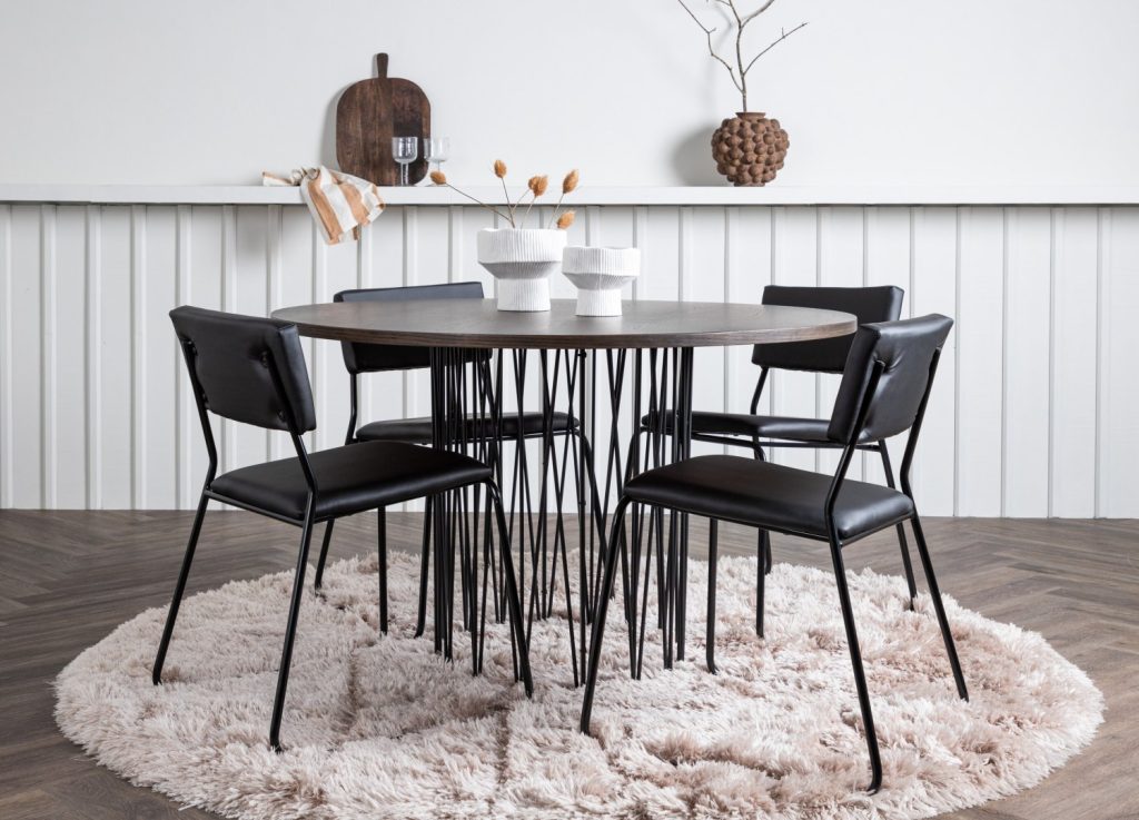 Ensemble table à manger ronde Stone avec 4 chaises Kenth dans une salle à manger