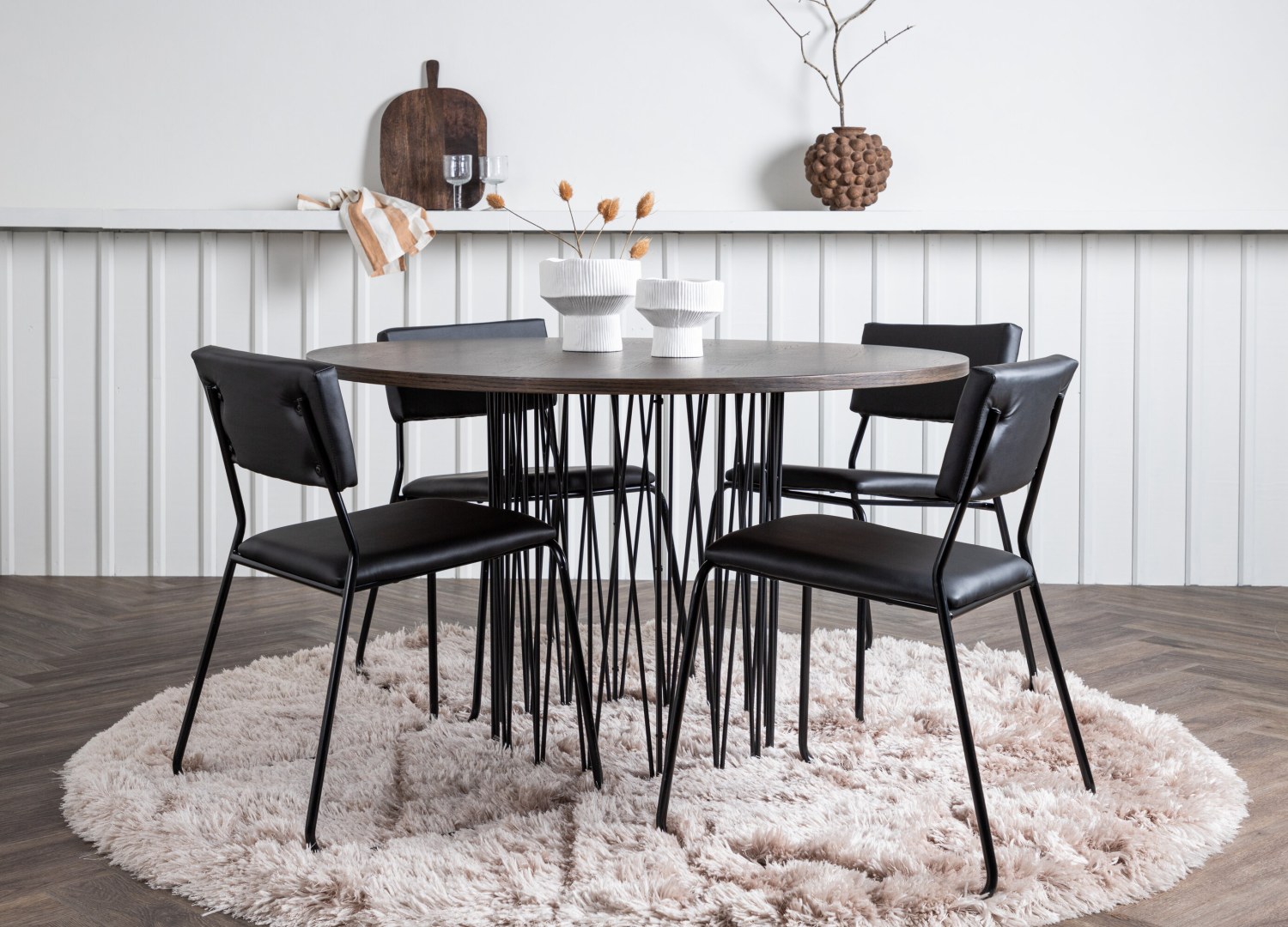 Ensemble table à manger ronde Stone avec 4 chaises Kenth dans une salle à manger