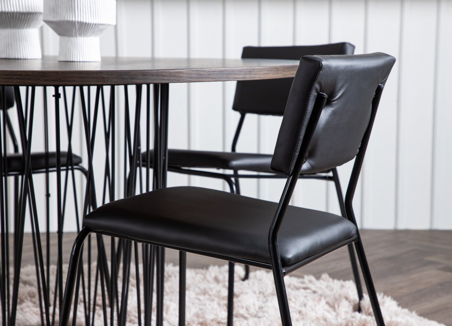 Table ronde Stone et 4 chaises Kenth présentées dans un intérieur contemporain