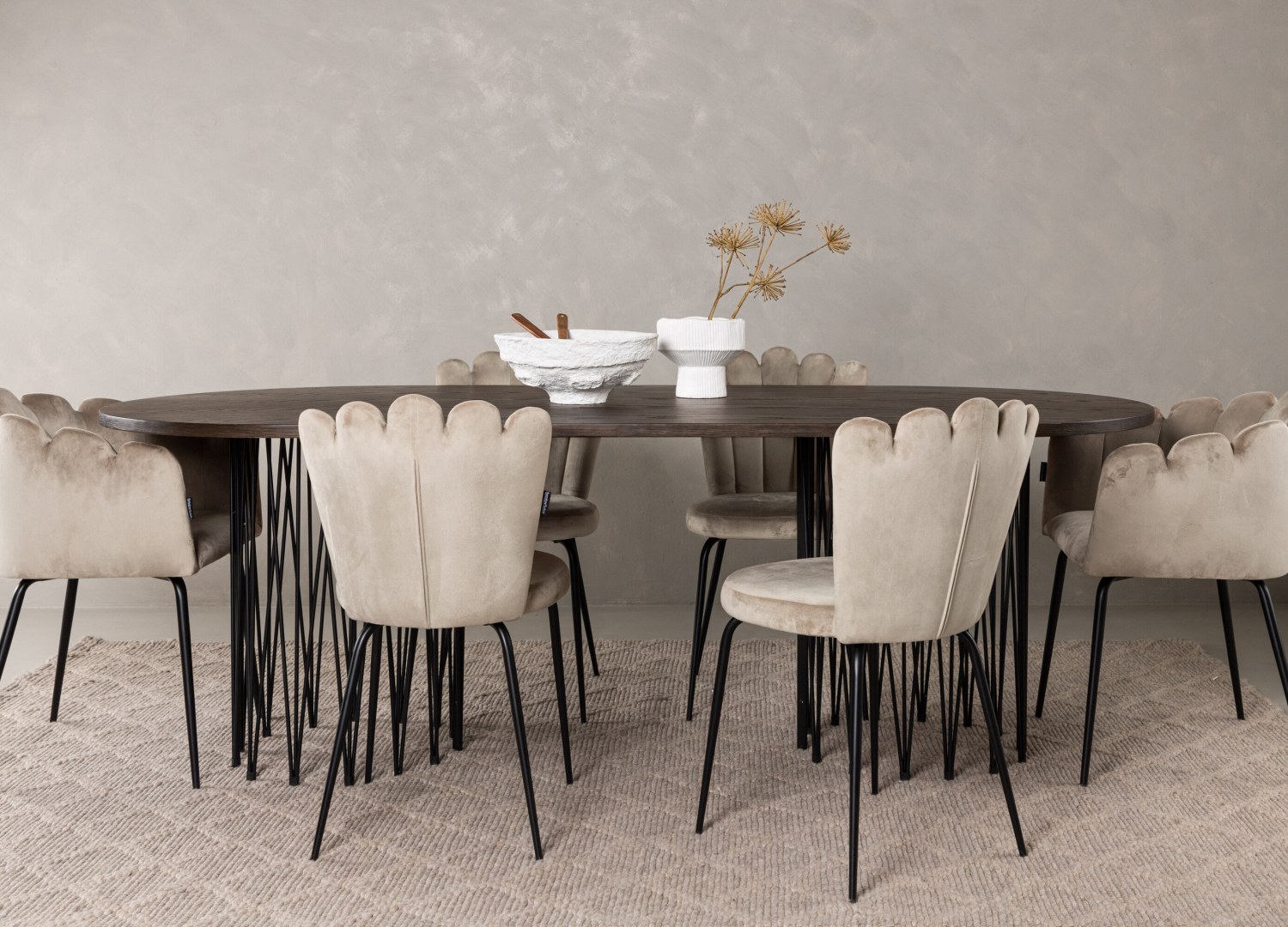 Table ovale Stone et 6 chaises Limhamn présentées dans un intérieur contemporain
