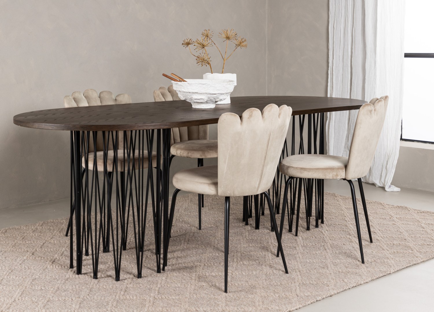 Ensemble table à manger ovale Stone avec 4 chaises Limhamn dans une salle à manger