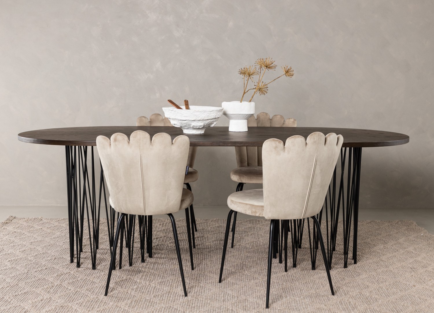 Table ovale Stone et 4 chaises Limhamn présentées dans un intérieur contemporain