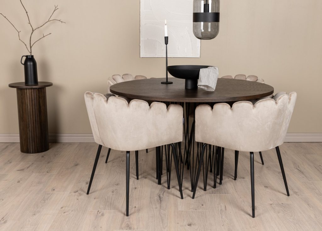Ensemble table à manger ronde Stone avec 4 chaises Limhamn dans une salle à manger