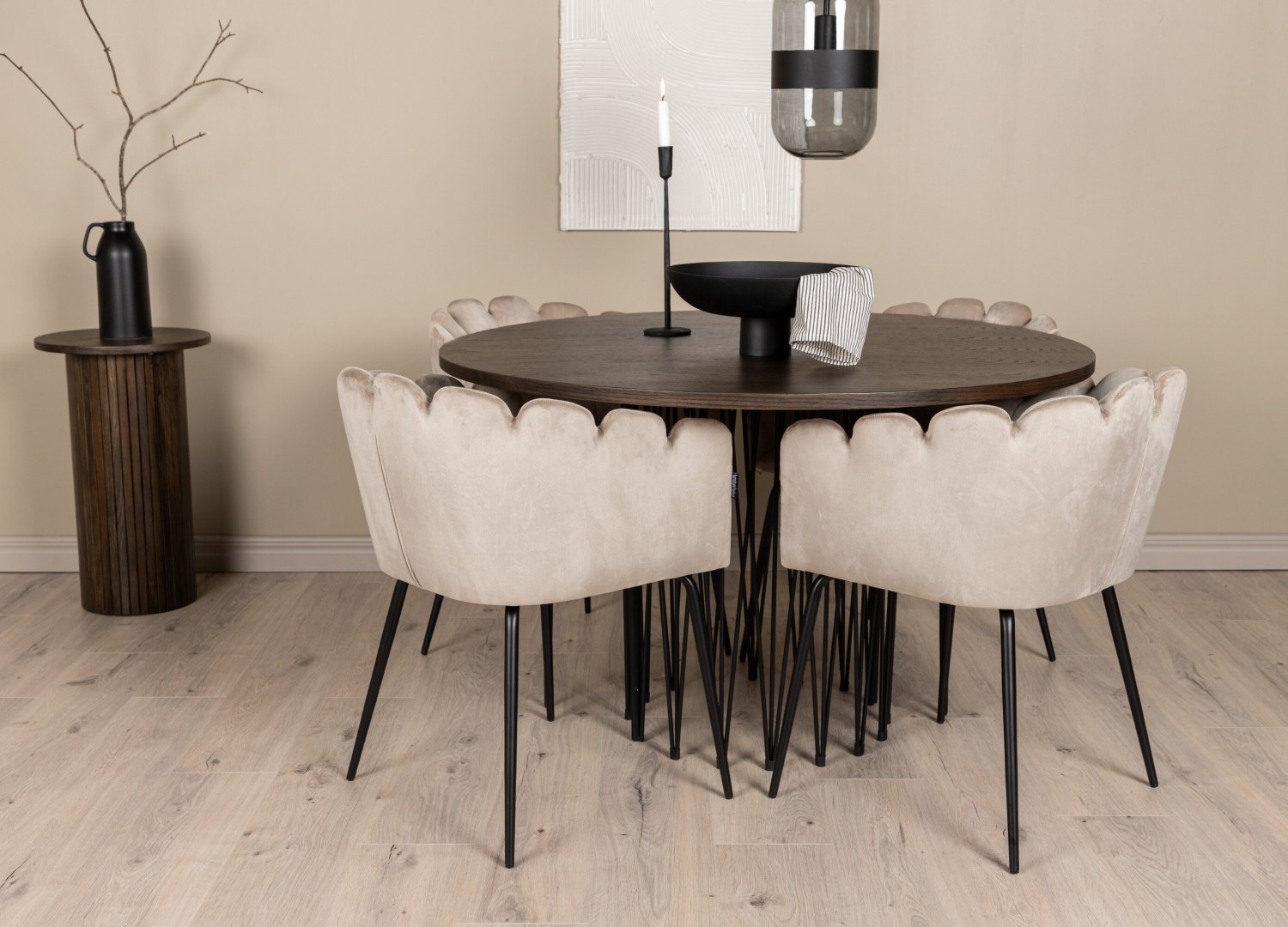 Ensemble table à manger ronde Stone avec 4 chaises Limhamn dans une salle à manger