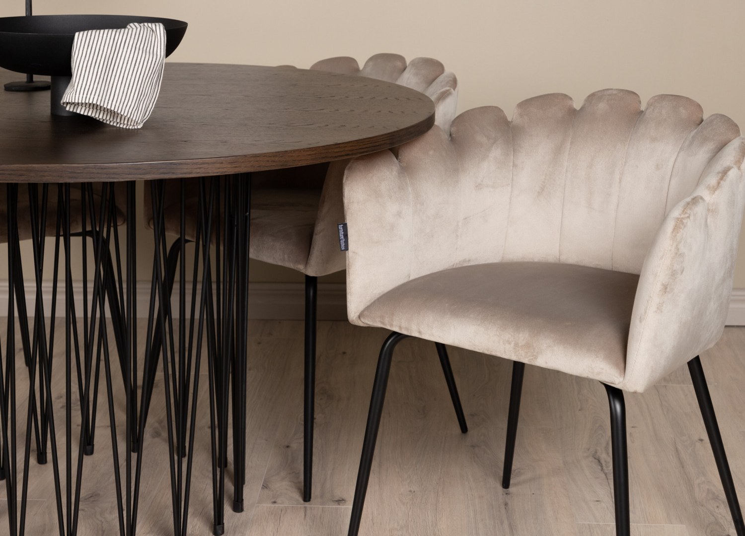 Table ronde Stone et 4 chaises Limhamn présentées dans un intérieur contemporain