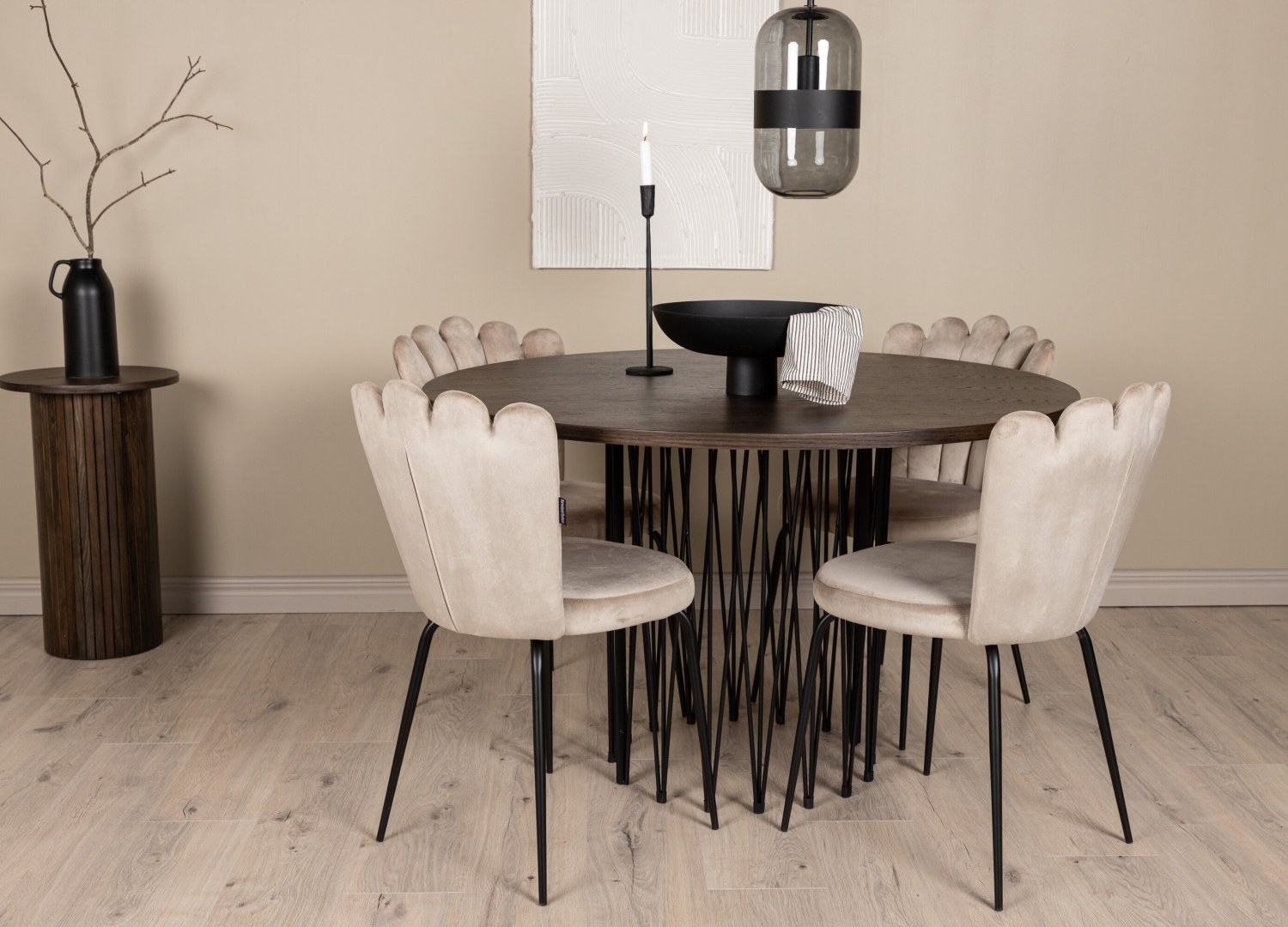 Ensemble table à manger ronde Stone avec 4 chaises Limhamn dans une salle à manger