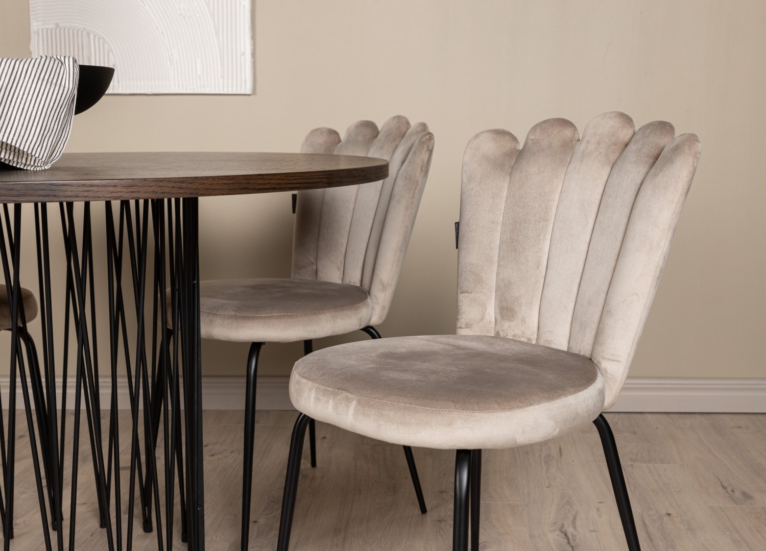Table ronde Stone et 4 chaises Limhamn présentées dans un intérieur contemporain